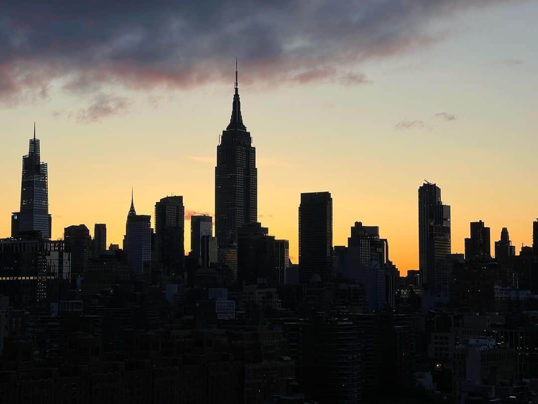 ヒュー・ジャックマンさんのインスタグラム写真 - (ヒュー・ジャックマンInstagram)「Red sky at dawn over NYC. Shepherd’s warning. (Also, amazing!)」4月2日 22時14分 - thehughjackman