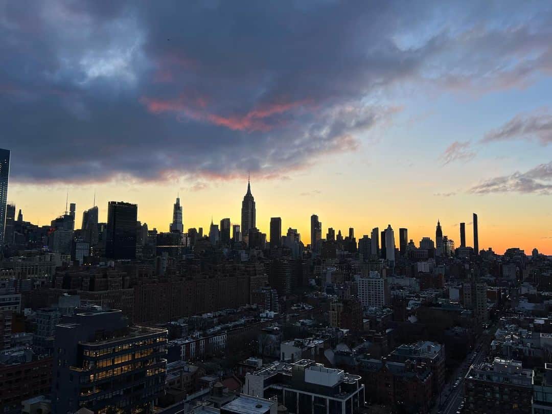 ヒュー・ジャックマンさんのインスタグラム写真 - (ヒュー・ジャックマンInstagram)「Red sky at dawn over NYC. Shepherd’s warning. (Also, amazing!)」4月2日 22時14分 - thehughjackman