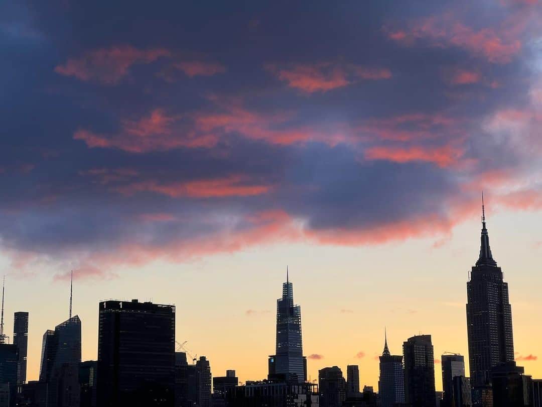 ヒュー・ジャックマンのインスタグラム：「Red sky at dawn over NYC. Shepherd’s warning. (Also, amazing!)」