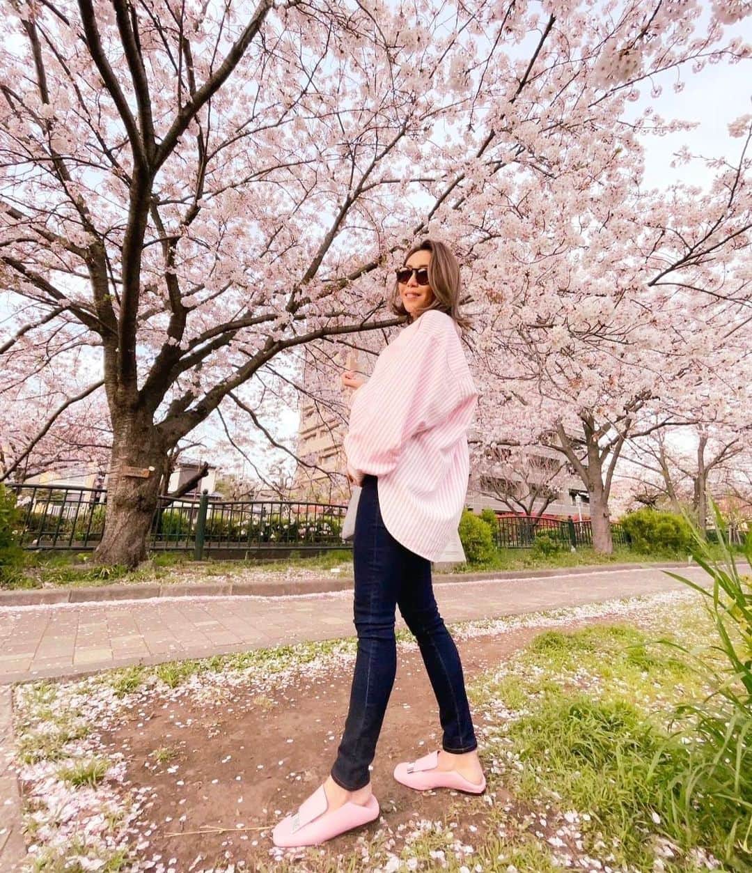 ETSUKOのインスタグラム：「お花見🌸 ピンクのストライプのシャツにピンクのスリッポン🌸  🌸コーデ  シャツ#searoomlynn denim#levis  スリッポン#sergiorossi」
