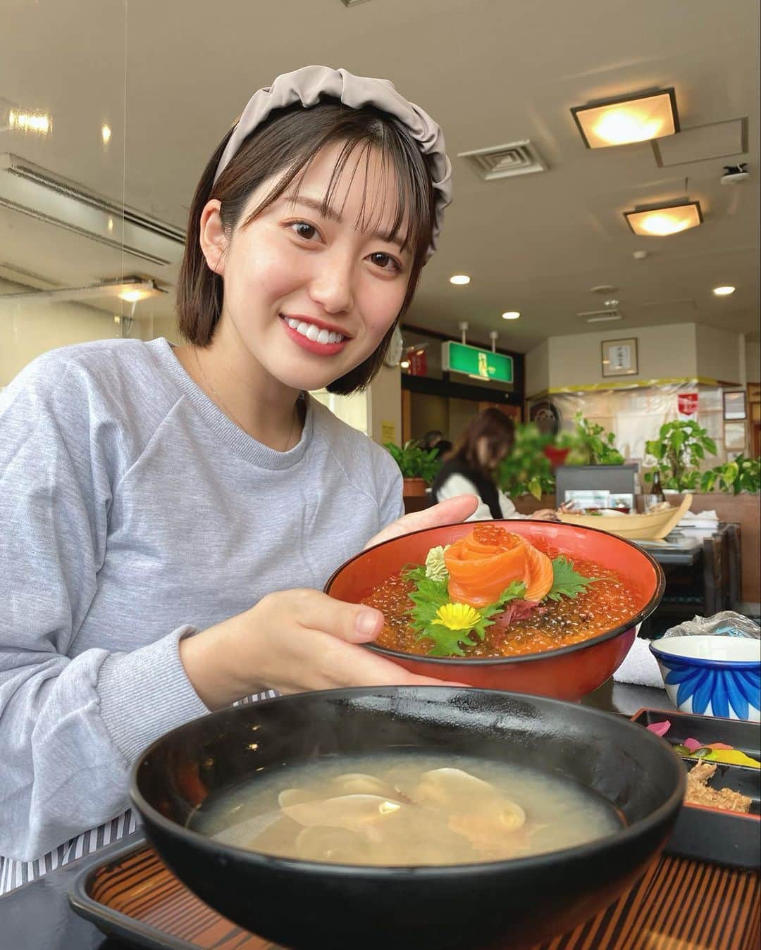 小泉留菜のインスタグラム：「🐟💛 . . 私の大好物の親子たち😌💓 幸せすぎた、、、 お子様ランチも豪華すぎたね😎✨ . . 🐳🤍 #大洗 #ヤマサ水産 #ヤマサ #サーモン #いくら #サーモンいくら丼 #漁港  #3歳 #3歳男の子 #3歳児 #ママ #男の子ママ #ママスタグラム #25歳ママ #口唇口蓋裂 #関東ママ #埼玉ママ #小さい彼氏 #妊娠 #第二子 #第二子妊娠中 #マタニティ #マタニティライフ #妊娠中 #🤰🏻」