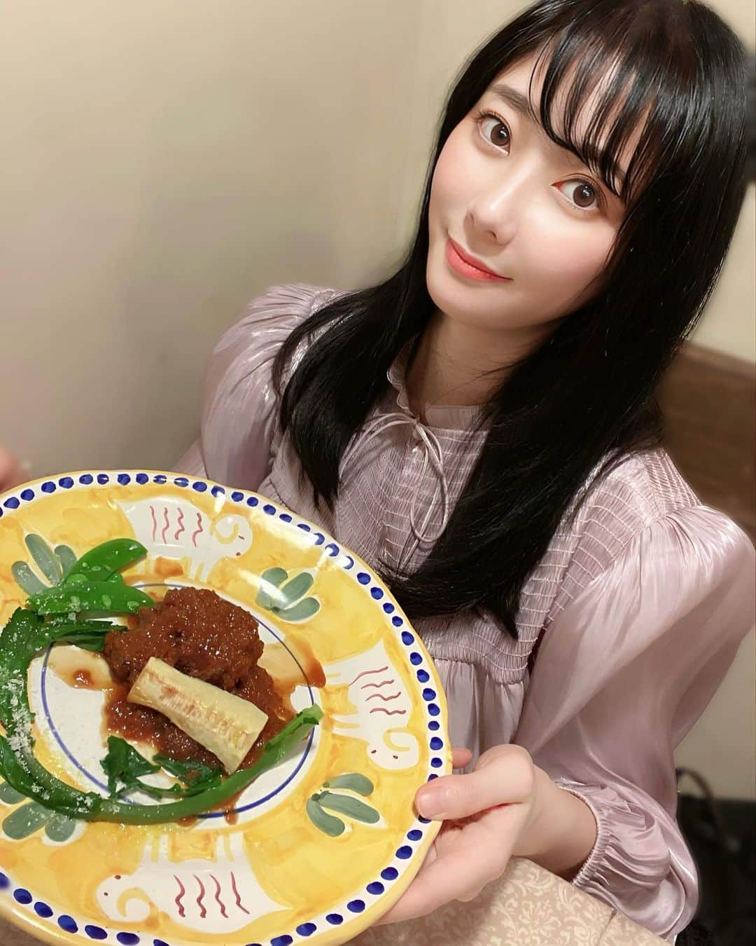 いけながあいみさんのインスタグラム写真 - (いけながあいみInstagram)「🇮🇹🍝✨ ・ イタリアンを食べにナポリマニアへ〜😄🎶 ・ 料理もインテリアもこだわっていて、本当にナポリにいる気分になれるレストラン🇮🇹🍴 ・ ナポリマニアコース(10000円)をオーダー❣️ ・ どのお料理も盛り付けも綺麗でボリュームも⭕️ ・ ビールで煮込んだお肉はトロトロだし🥩 パスタは選べるんだけど、種類も豊富🍝 山型のヴェスヴィオパスタは独特の食感で美味しい💖 ・ どれも本格的なイタリアンで最後まで大満足でした😋💗  🍽→ナポリマニア 📍→東京都渋谷区渋谷2-7-13  📞→03-3499-4466 🚃→渋谷から6分、表参道から徒歩7分  PR @napolimania.0428 #ナポリマニア #渋谷グルメ #東京グルメ #ナポリマニアコース #贅沢ご飯  #グルメ　#東京グルメ　#グルメ女子　#グルメ好きな人と繋がりたい#イタリアン　#東京イタリアン　#インスタ映え #美魔女 #渋谷ディナー #渋谷ランチ」4月2日 22時21分 - aimicat424