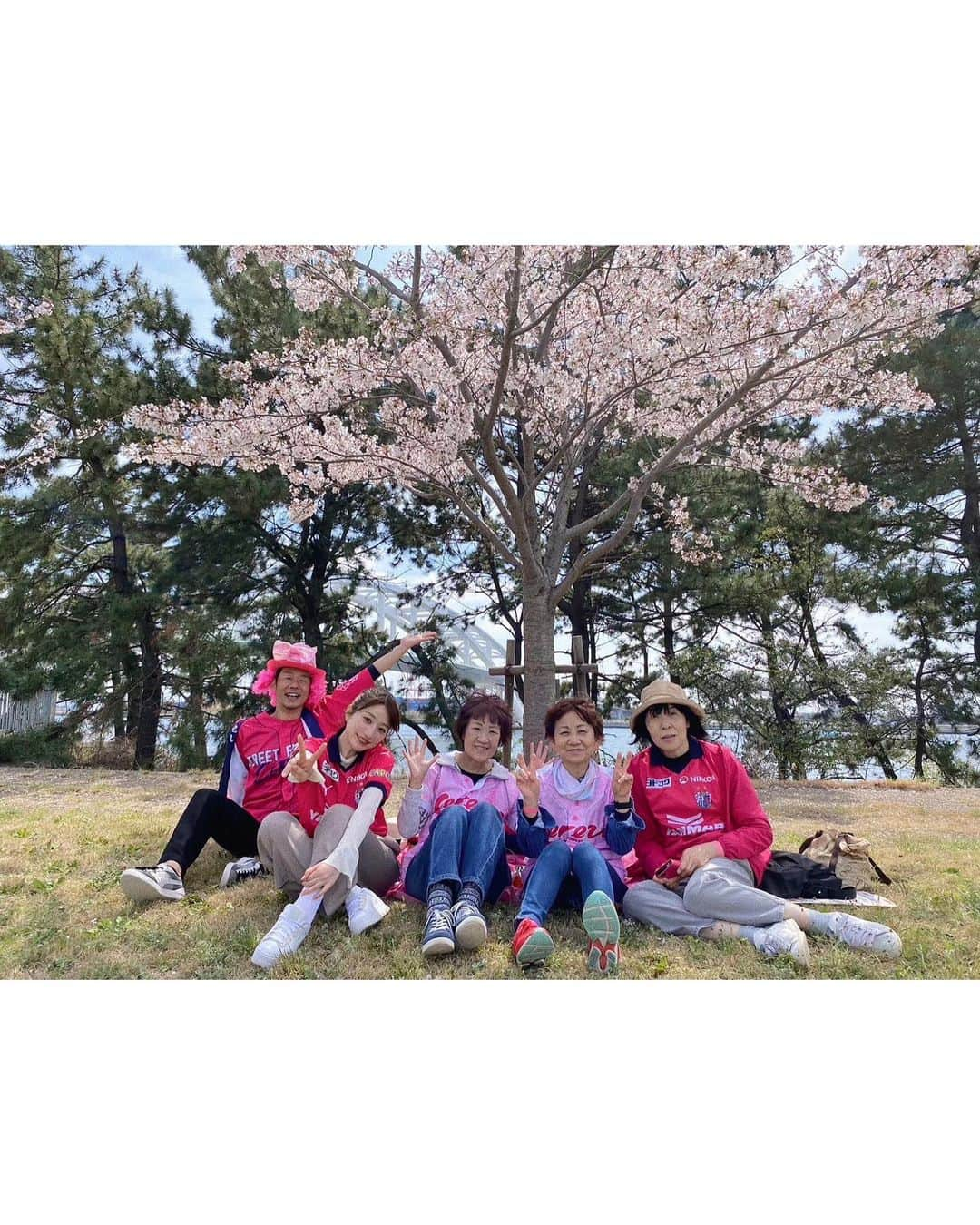 池田愛恵里さんのインスタグラム写真 - (池田愛恵里Instagram)「しあわせな土日🌸 昨日の勝利と、その余韻のままきょうは舞洲で桜祭り☺️🌸  舞洲の桜が本当に綺麗でした！ セレッソの森プロジェクトのたくさんのみなさんの協力があって、あの綺麗なクラブハウスまわりの景色があると思うと、余計に綺麗に見えます😊  MCとして参加させてもらいましたが、 たくさんのサポーターのみなさんとお話ししたりお花見できたり、ただただ幸せな時間でした🥰  なんて素敵なイベントなんだろう！  毎週こんな土日だったらいいのになぁ🙂🌸 最高の週末でした！ #セレッソ大阪 #セレッソの森プロジェクト #お花見」4月2日 22時23分 - ikeda_aeri