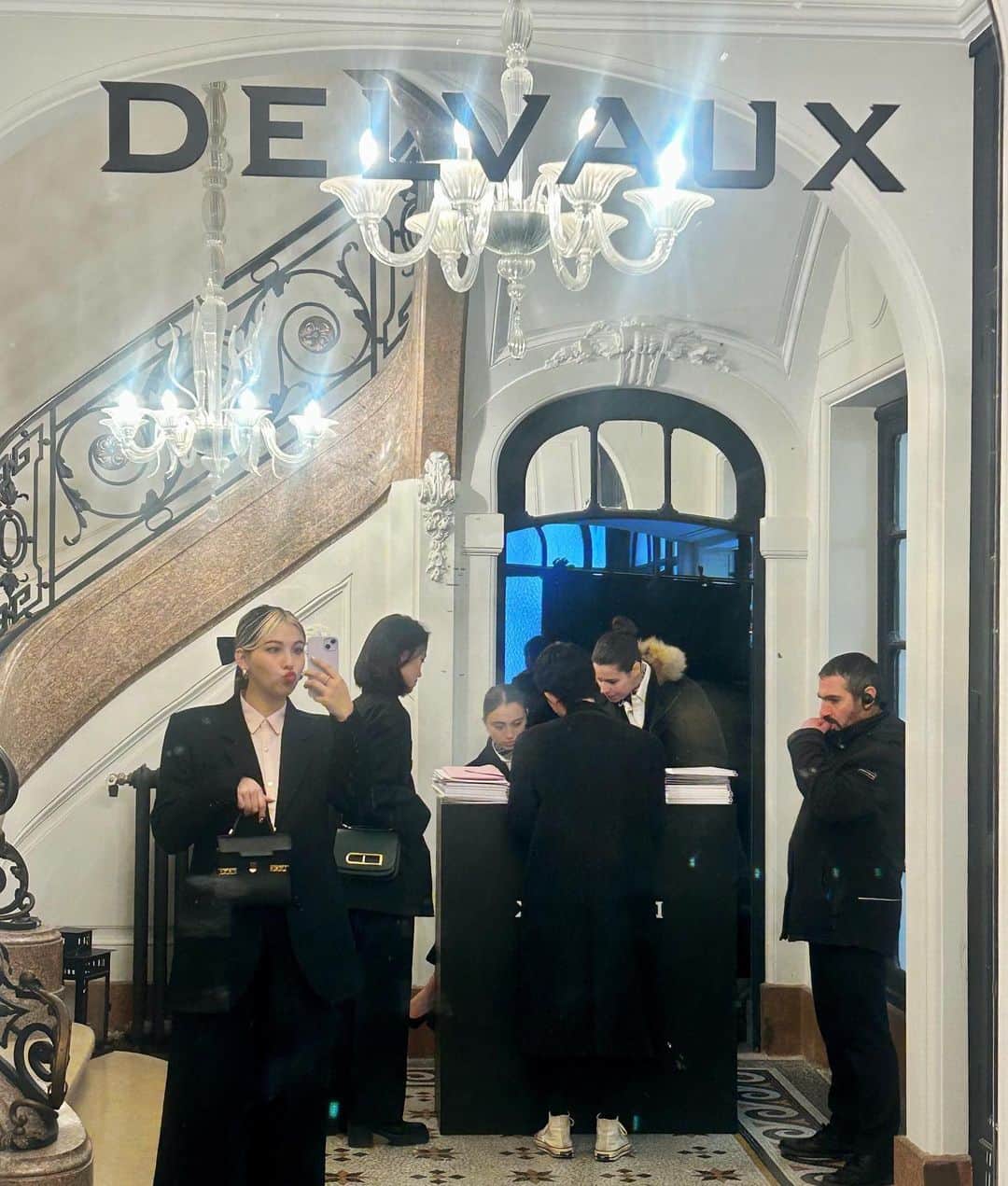 のインスタグラム：「@delvaux exhibition in Paris ✨✨  ベルギー王国建国の一年前に生まれた世界最古のレザーハンドバッグブランドで初めて女性用のハンドバッグを発明したとも言われているDELVAUX   「旅行がもたらす改革」を訪れることを予見し、旅行の際に貴重品を手元に置いておきたい女性のためのハンドバッグを開発したそう👏🏼 (当時は女性がバッグを持つことは当たり前じゃなかったみたい)  Thank you so much for having me at the exhibition!! Can’t wait to visit the HQ in 🇧🇪😗  #delvaux #pr #fashionweek #PFW #デルヴォー」