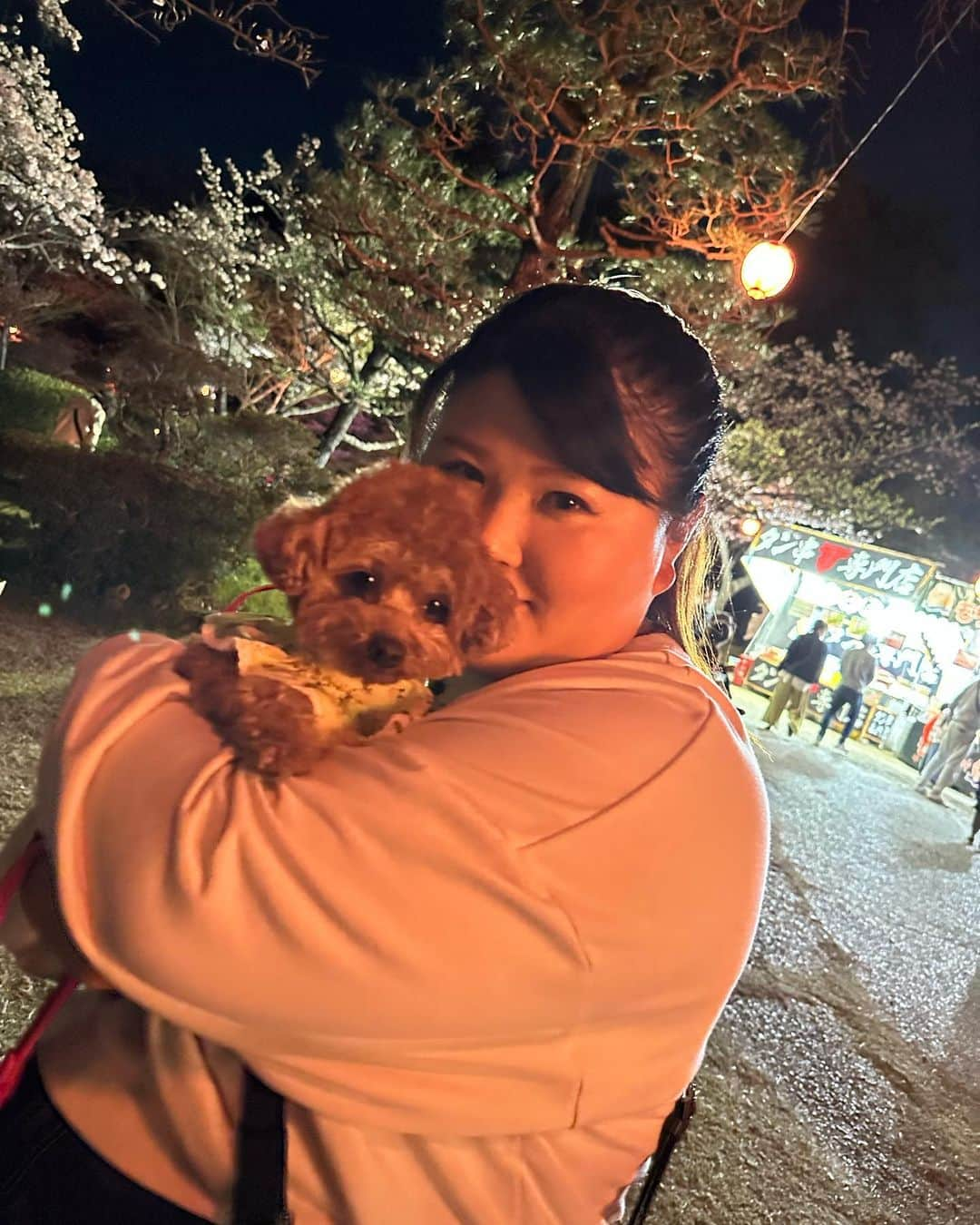 鈴木麻綾さんのインスタグラム写真 - (鈴木麻綾Instagram)「sakura🌸  今年は桜見に行けました❣️ 見に行けてよかった🥺 屋台メインだったけど🤣 しっかりと唐揚げば食べました💓  #桜#sakura#犬#いぬすたぐらむ #いぬのいる暮らし #犬のいる暮らし #プロゴルファー#女子プロゴルファー #ゴルフ#golf」4月2日 22時28分 - maaya_official87