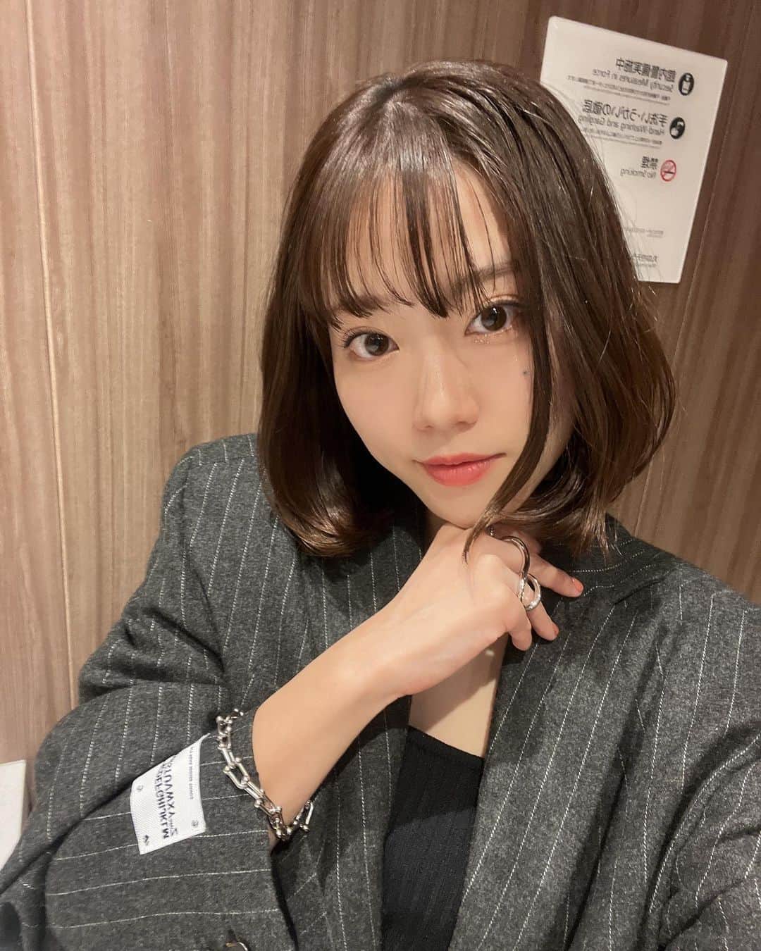 菜々香のインスタグラム：「最近ジャケットが好き🧥  ︎☺︎☺︎☺︎ まだ夜は冷えるね！🥲  ...🌙 #ootd #fashion #ファッション #code #テーラードジャケット#コーデ #ボブ#coordinate #singer #actor #菜々香 #ボブ #ボブヘア」
