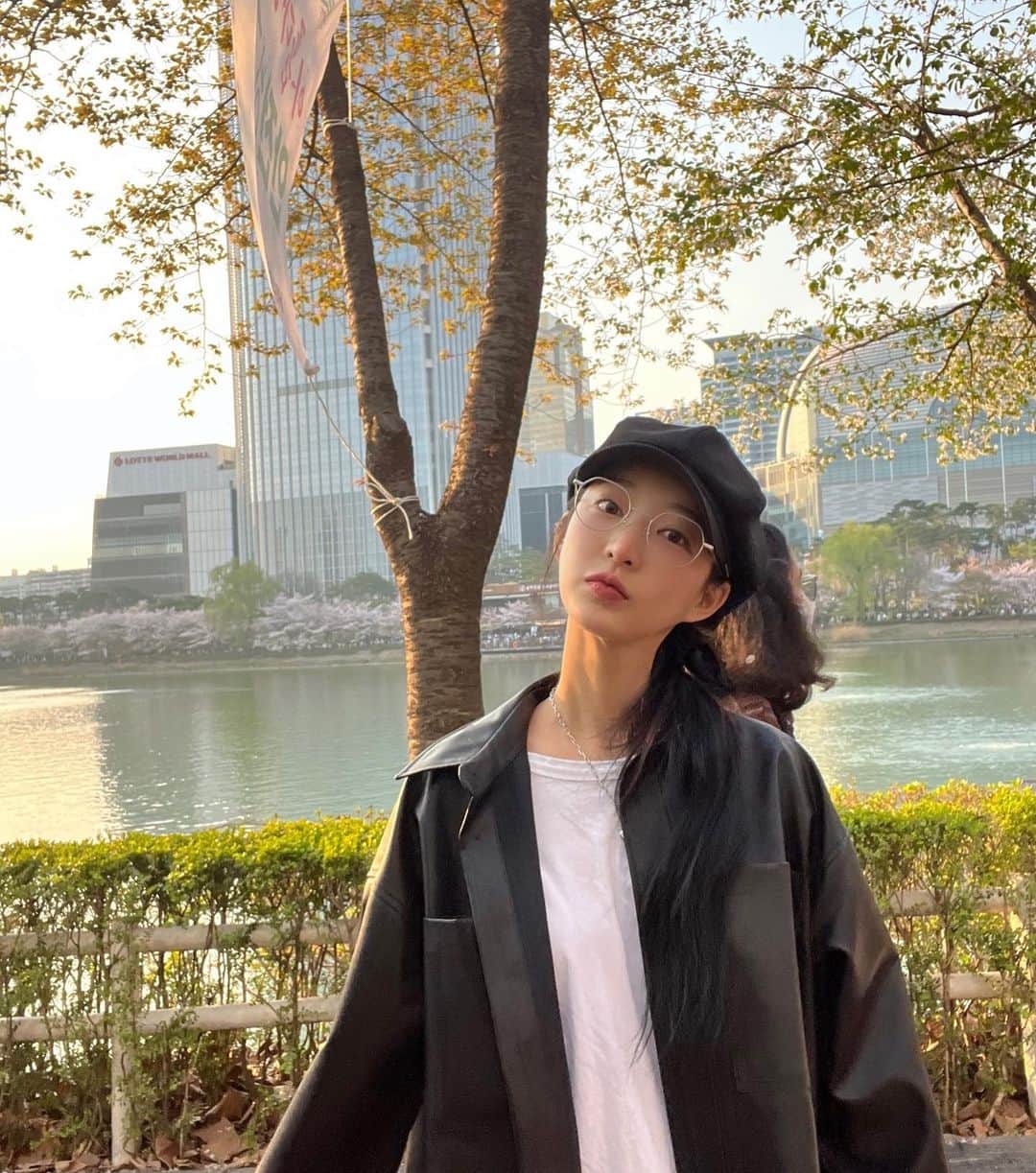 ヘリンのインスタグラム：「#벚꽃 #핑크팝콘 이번주 비오면 벚꽃진다그래서 후다다닥 1년후에 보자구 🌸🙋‍♀️❤️」