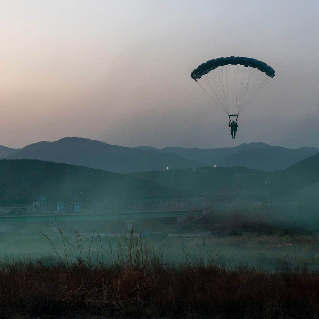 アメリカ海兵隊のインスタグラム：「🪂 🪂 🪂   📍 Republic of Korea (ROK) (March 27, 2023)   #Marines with the Maritime Raid Force, @13thmeu, parachute during Ssang Yong 2023.   Celebrating the 70th anniversary of the U.S.-ROK Alliance, #SsangYong 2023 strengthens the Alliance through bilateral, joint training, contributing toward the ROK’s combined defense of the Korean Peninsula.  📷 (U.S. Marine Corps photo by Cpl. Austin Gillam)  #AlliesAndPartners #USMC #CombinedForce」
