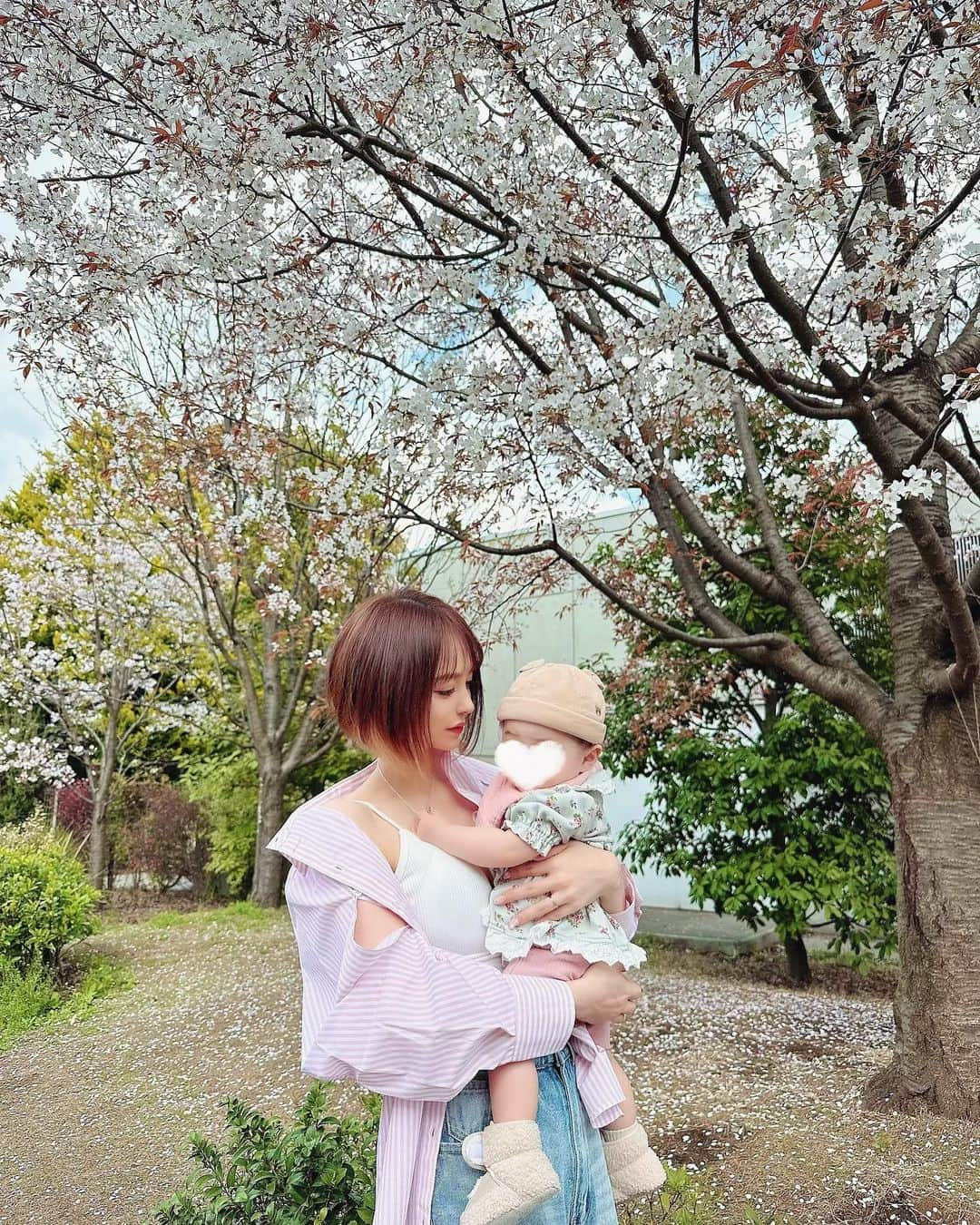 サキ吉さんのインスタグラム写真 - (サキ吉Instagram)「家族でお花見お散歩🌸 ベビ吉初めての桜です👶🏻💕 ． ． ．  #新米ママ #女の子ママ #令和4年ベビー #女の子ベビー #赤ちゃんのいる暮らし #赤ちゃんのいる生活 #子育て #ママライフ #ママ垢さんと繋がりたい #0歳児ママ #産後ダイエット #ママコーデ #ママファッション  #ママコーディネート  #親子コーデ  #お花見 #桜スポット  #初めてのお花見  ． ．  ----------------------------- @sakikichi1201 161cm42.5kg(産後ダイエット只今-11.5kg) 42kgまで戻し中🔥 骨格ストレート イエベ春 毎日ストーリーズでダイエットの秘訣など美容について更新してます😏❤️ SNS総フォロワー45万人overありがとう💕 フォロー、保存、コメント嬉しいです✨ -----------------------------」4月2日 22時30分 - sakikichi1201