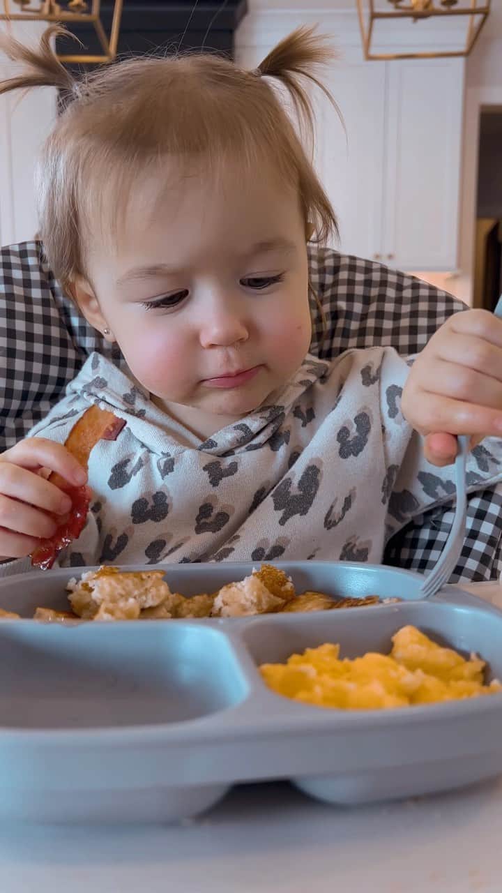 Chelsea Houskaのインスタグラム：「Sunday morning 🥞🥓」
