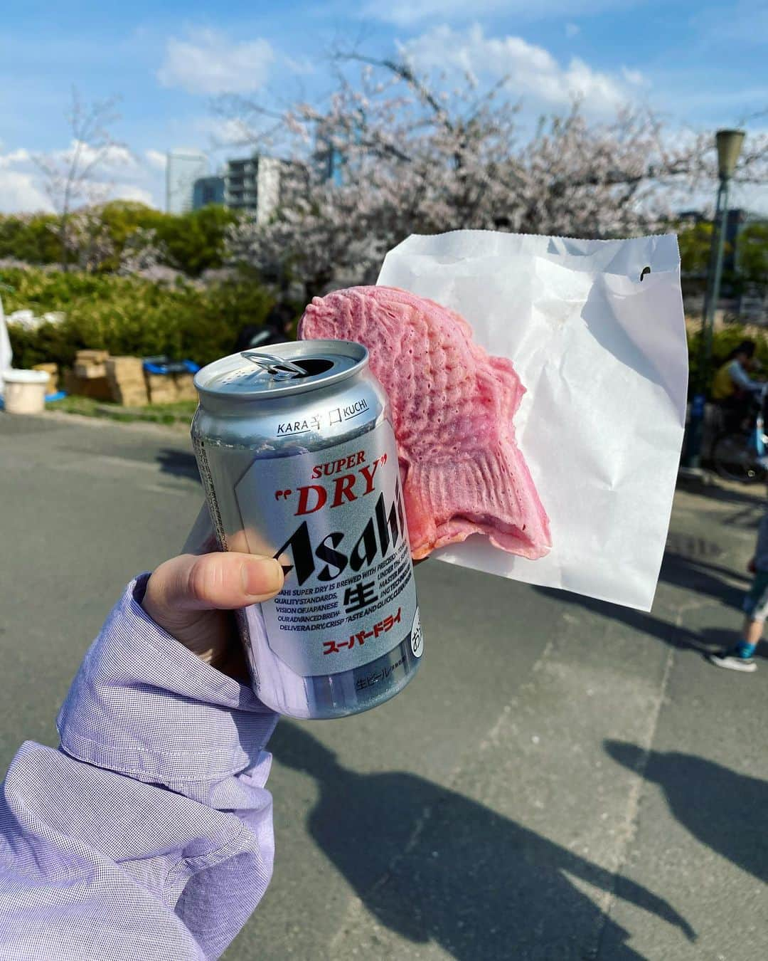 くっきーさんのインスタグラム写真 - (くっきーInstagram)「. お花見行ってきた🌸  たい焼き屋さんに桜っていうフレーバーがあって 桜あんかと思って頼んだけど違うかった〜〜 でも生地もちもちで美味しかったです🙆‍♀️  お花見を楽しんでる人がたくさんいて みんな陽気でとても良かった 笑っている人たちを見ると こちらも笑顔になるね  綺麗なものを見て たくさん歩いて たくさん笑ったいい日でした  ーーー  #花見スポット #花見 #花見コーデ #造幣局桜の通り抜け #造幣局の桜 #お花見コーデ #お花見散歩  #春コーデ #キャップコーデ #ショートヘアアレンジ」4月2日 22時32分 - yuka_kukita01