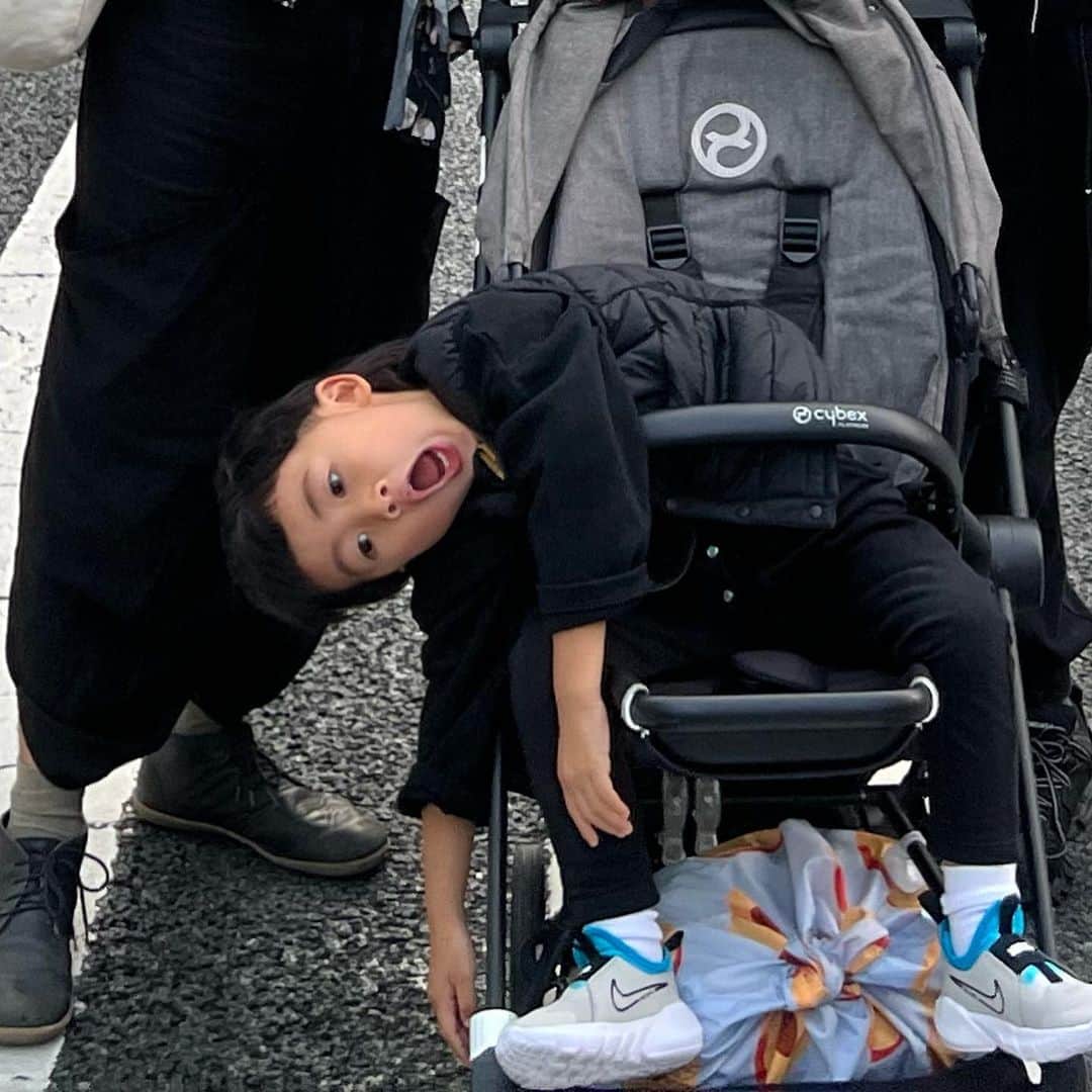 森本容子さんのインスタグラム写真 - (森本容子Instagram)「海外から友達が来たので、銀座の歩行者天国で通りすがりの人にお決まりの写真を撮ってもらったのですが。。。 息子が「ナンかやってるな」とは思っていたけど、写真見たら色々やってくれてました😅楽しい日曜日でした。」4月2日 22時43分 - yocomorimoto