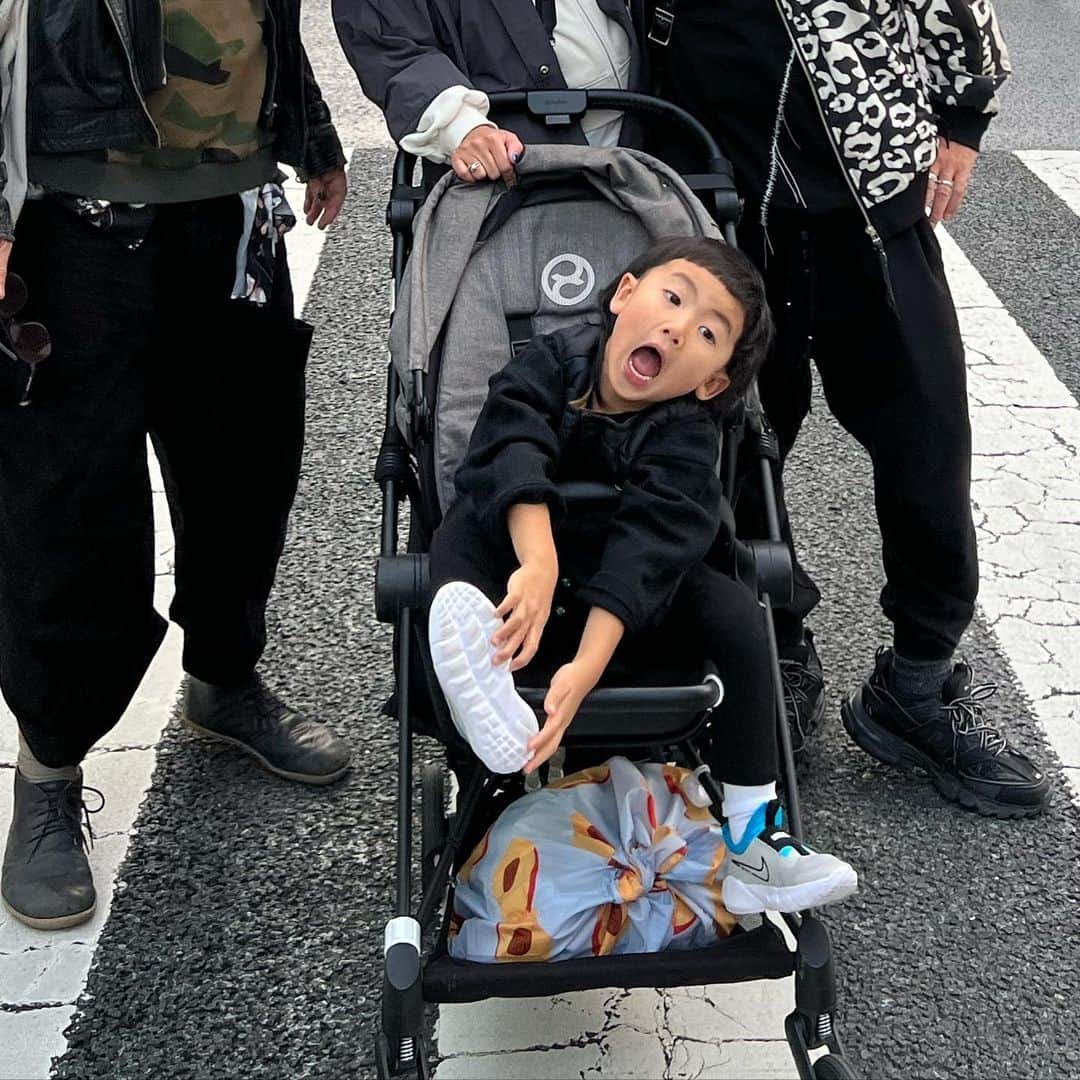 森本容子さんのインスタグラム写真 - (森本容子Instagram)「海外から友達が来たので、銀座の歩行者天国で通りすがりの人にお決まりの写真を撮ってもらったのですが。。。 息子が「ナンかやってるな」とは思っていたけど、写真見たら色々やってくれてました😅楽しい日曜日でした。」4月2日 22時43分 - yocomorimoto