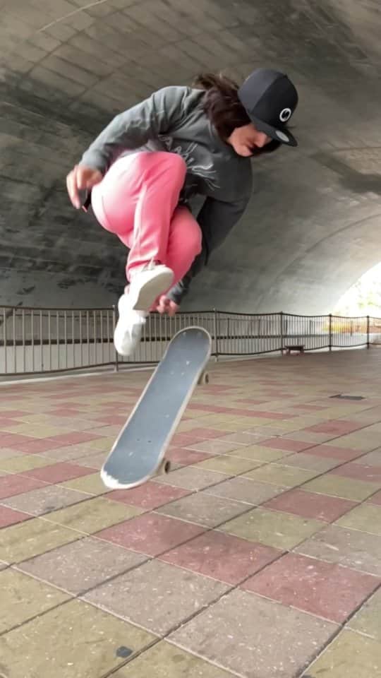 山本勇のインスタグラム：「Rainy day practicing #powellperalta  #bonesbearings #HASCO #fscom  #goodskates #superskateboarding #decomposedskateboards #riptide #totalhealthcare #nike #freestyleskateboarding  #isamuyamamoto  #skateboard #skateboarding #スケボー #スケートボード #skatecrunch  #skatecrunchmag  #braillskateboarding #metrogrammed  #berrics #redbull @powellperalta @bonesbearings @hascoskate @onepiece_staff @fscomsb @goodskates.inc @superskateboarding_ @decomposedskateboards @riptidesports @niketokyo @total_healthcare_nara  @redbull @berrics   #onepiece  #ワンピース #superskateboarding  #isamuyamamoto ©︎Eiichiro Oda/ Shueisha」