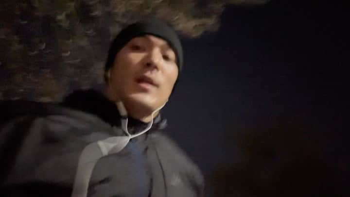 イ・ジェユンのインスタグラム：「Sunday Cardio.  10k Exercise Bike & 10k night Run  #run #jogging #cardio」