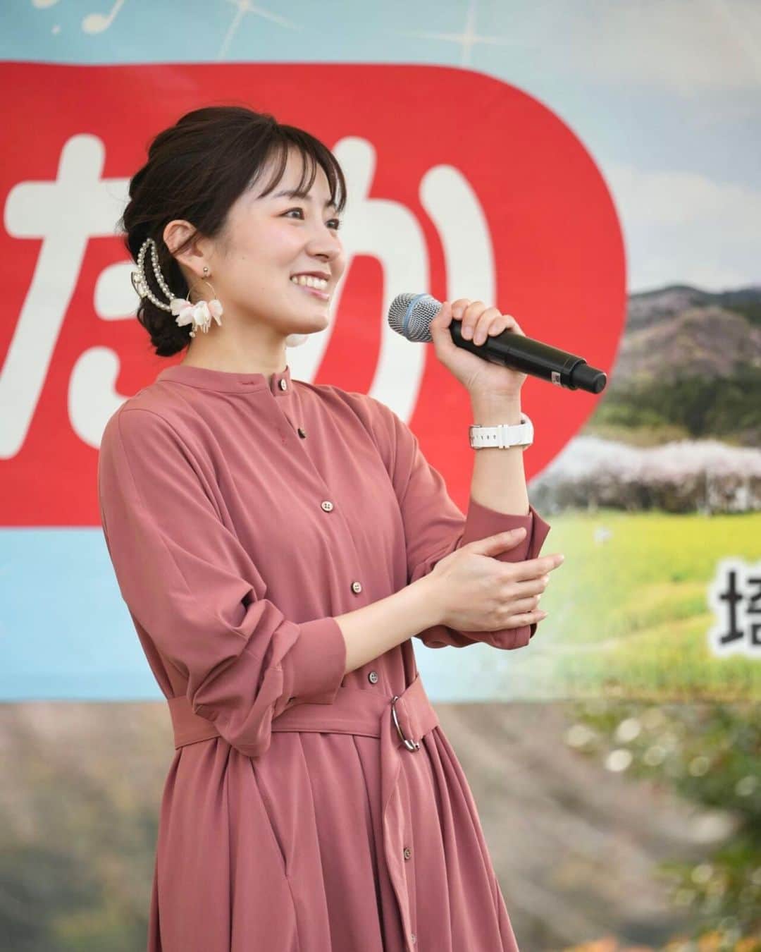 のインスタグラム：「巾着田・春まつりありがとうございました！ ━━━━━━━━━━━━━━━━━━━━━  昨日は日高市・巾着田で開催された春まつりに出演いたしました🌸  青空の下、見頃を迎えた桜がとても美しくて、本当に良いタイミングでの開催となりましたね🙌  ステージからはそんな美しい景色とたくさんの方の笑顔が見られて、温かい気持ちでいっぱいでした。 桜をモチーフにした「幸せの輪」や、映画「ラストサマーウォーズ」の主題歌「ラストサマーフィルム」など披露させていただき、予想外のアンコールまでいただいて嬉しかったです！  コロナ禍でしばらく開催されずにいた巾着田の春まつり。4年ぶりの再開ということもあり、春の訪れをたくさんの方と分かち合うことができて喜びもひとしおでした☺️ お越しくださった皆さん、開催に向けて奔走してくださった日高市観光協会の皆さんも、どうもありがとうございました！  #埼玉県 #日高市 #巾着田 #春まつり #お花見 #高麗 #高麗郷」