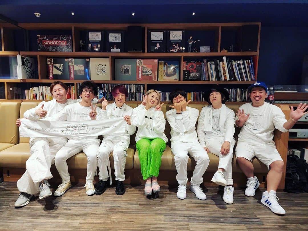 阿部真央のインスタグラム：「Never Never Fear 東京公演ありがとうございました！最高のチームと、会場の皆のおかげで本当に楽しい時間でした。応援してくれた皆もありがとう✨ そして、ヤマハさんからの巣立ち&ひとり立ちのご報告もさせて頂きました。これからもより一層音楽届け続けます！ 引き続き宜しくお願いします！☺️」