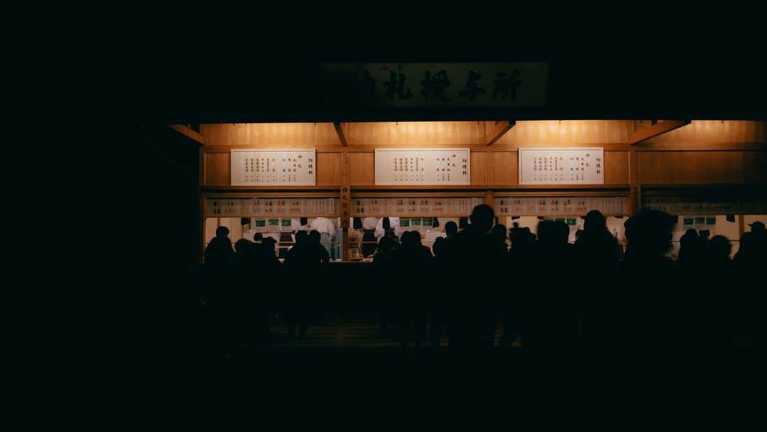 Akiomi Kurodaさんのインスタグラム写真 - (Akiomi KurodaInstagram)「#伊勢神宮 の #どんど火。お正月にやっているらしいよだけど、はじめて拝むことができた。コロナを含むこの10年間でのべ、8462万人が訪れる伊勢神宮。おそらく日本国民の成人人口と同じくらいなので、成人なら10年に一度は訪れている計算になるのか。昔から神社という空間が好きで初詣は欠かさないのだけども今年は片道5時間かけて伊勢神宮まで。木々に囲まれた厳かな空間でしゃんとする。そしてこの春、三ヶ月越しに #湯会 メンバーの #湯紳士 たちとまた訪れた。その写真はまた別途。  #神宮 #神社 #心のふるさと #外宮 #内宮 #豊受大神宮 #正宮 #豊受大御神 #天照大御神 #皇大神宮 #isejingu #jingu #soul_of_japan #japan #jinja #shinto #geku #naiku #toyoukedaijingu #toyouke_no_omikami #kotaijingu #amaterasu_omikami」4月2日 22時39分 - artratio