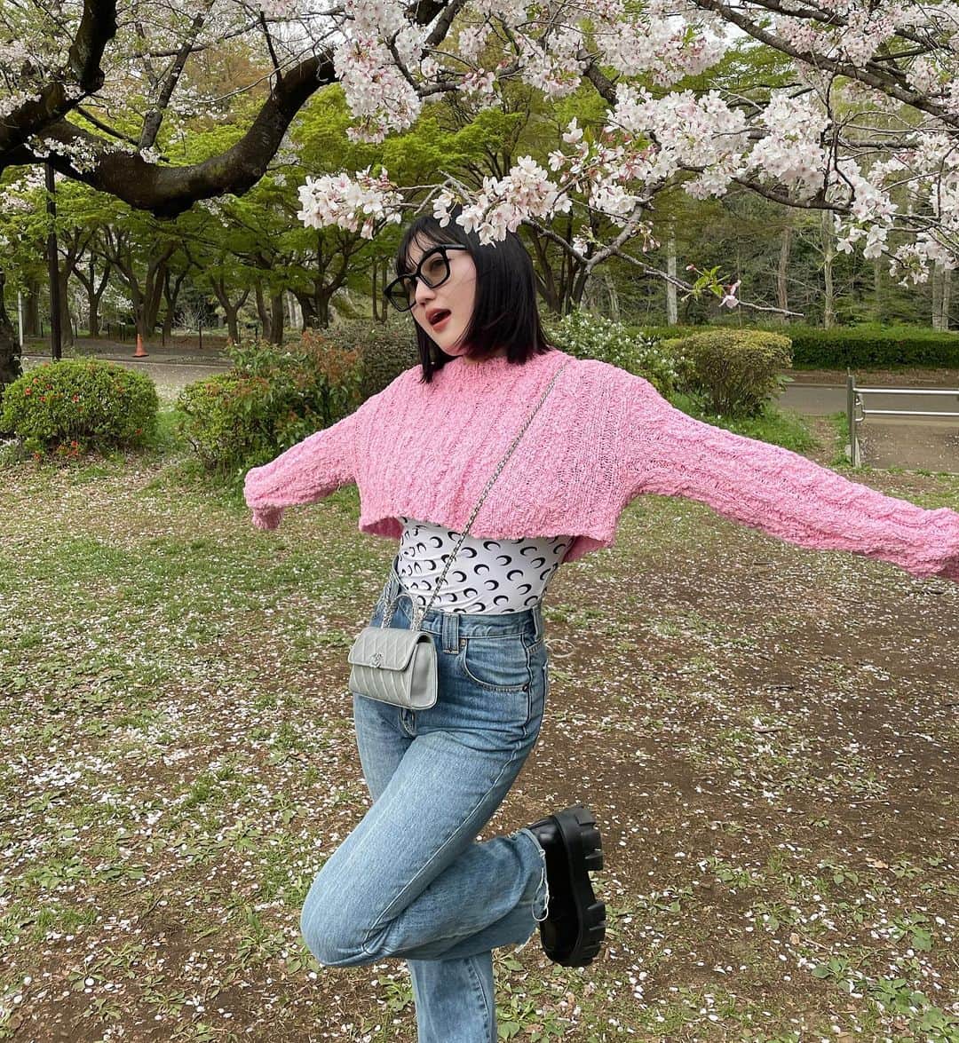 河崎みーなのインスタグラム：「気合い入れてピンクのお洋服着て行ったけど結構葉桜になってた🥲🌸💕  来年はもっと早くお花見いこっと〜❕ . . . .」
