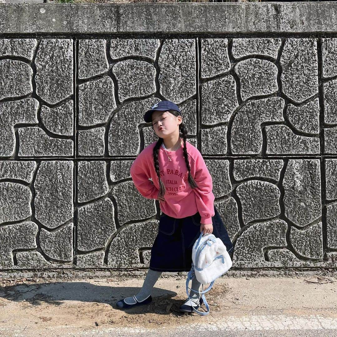 クォン・ユリのインスタグラム：「오늘 코디 너무 귀여웠어(∗❛⌄❛∗)💕 우리 유디에게 응원의 한마디 남겨주세율! 추첨을 통해 ㅅrz6을 드립니당~~~🐰🤍🤍🤍🤍 #권율이 #율이tv」