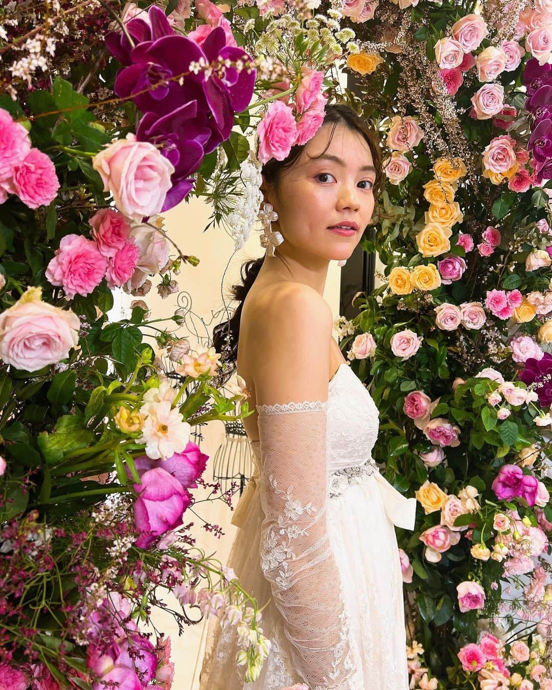 高原愛のインスタグラム：「素敵なドレスと素敵な空間✨お花に囲まれた二日間🌹👗💓 とっても幸せな時間をありがとうございました☺️ @granmanie  @clairepettibone  LAからデザイナーのクレアさんファミリーも来日して、グランマニエさんのショーはいつも本当に素敵です☺️向かい入れてくれる方々も温かくてファミリーみたい💓 Thank you always❤️❤️❤️ また会える日まで私も頑張ります😙✌️  #granmaie #clairpettibone  #wedding#weddingdress #dress#花嫁#プレ花嫁」