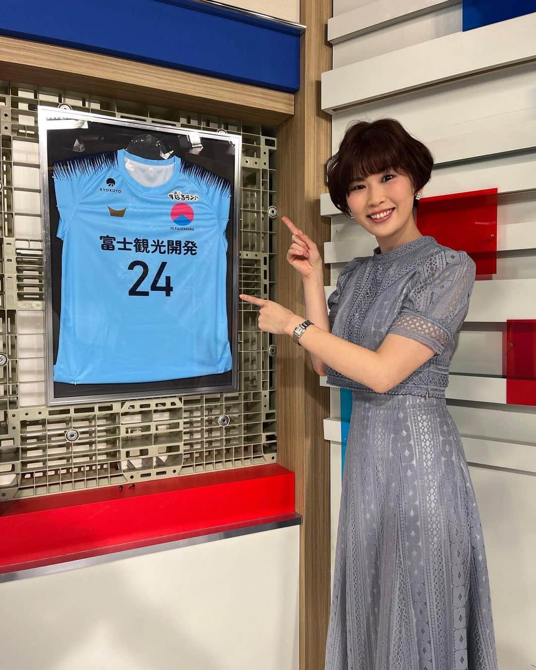 小松千絵さんのインスタグラム写真 - (小松千絵Instagram)「今日から「KICK OFF！YAMANASHI」がスタートしました⚽️  スタジオにヴァンフォーレ甲府に加え、 #FCふじざくら山梨 のユニフォームも登場しました🌸🗻 ふじさん（223）の2と YBSテレビの4chで24番です✨  サッカー情報盛りだくさんでお送りしていきます！  #YBSテレビ #KICKOFFYAMANASHI #山梨県 #山梨 #yamanashi #甲府 #アナウンサー #ラジオパーソナリティ #ラジオパーソナリティー #ラジオ #radio #radiko #山梨放送 #ybsラジオ #小松千絵 #山梨スピリッツ #山梨スポーツ #スポーツ好き #スポーツ」4月2日 22時44分 - komao_chie