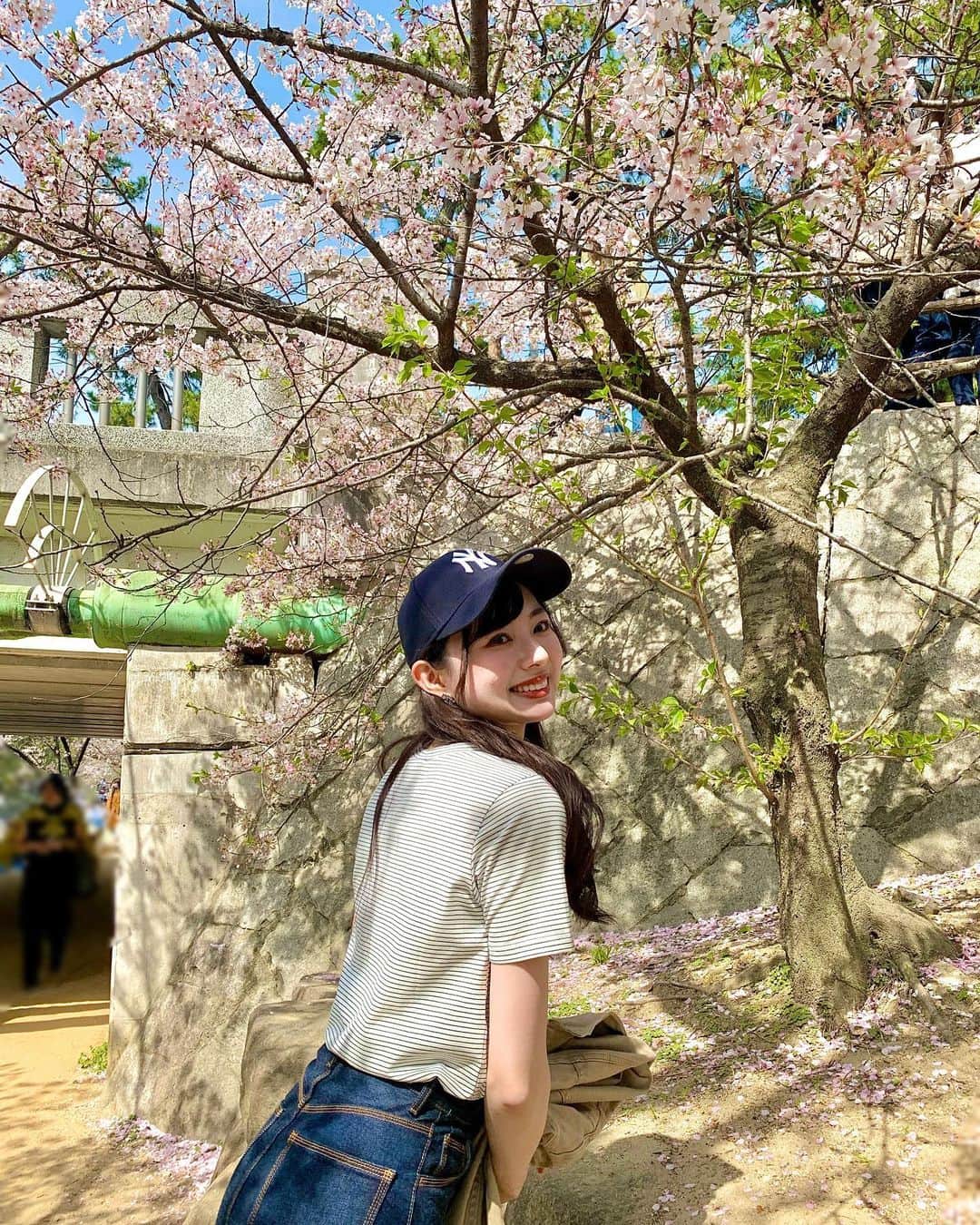 川村まりさんのインスタグラム写真 - (川村まりInstagram)「滑り込み桜🌸 葉っぱが見えてるけど、見ないふり！！！ あったかくて、上着脱いで半袖で歩いてた〜」4月2日 22時45分 - marimari725