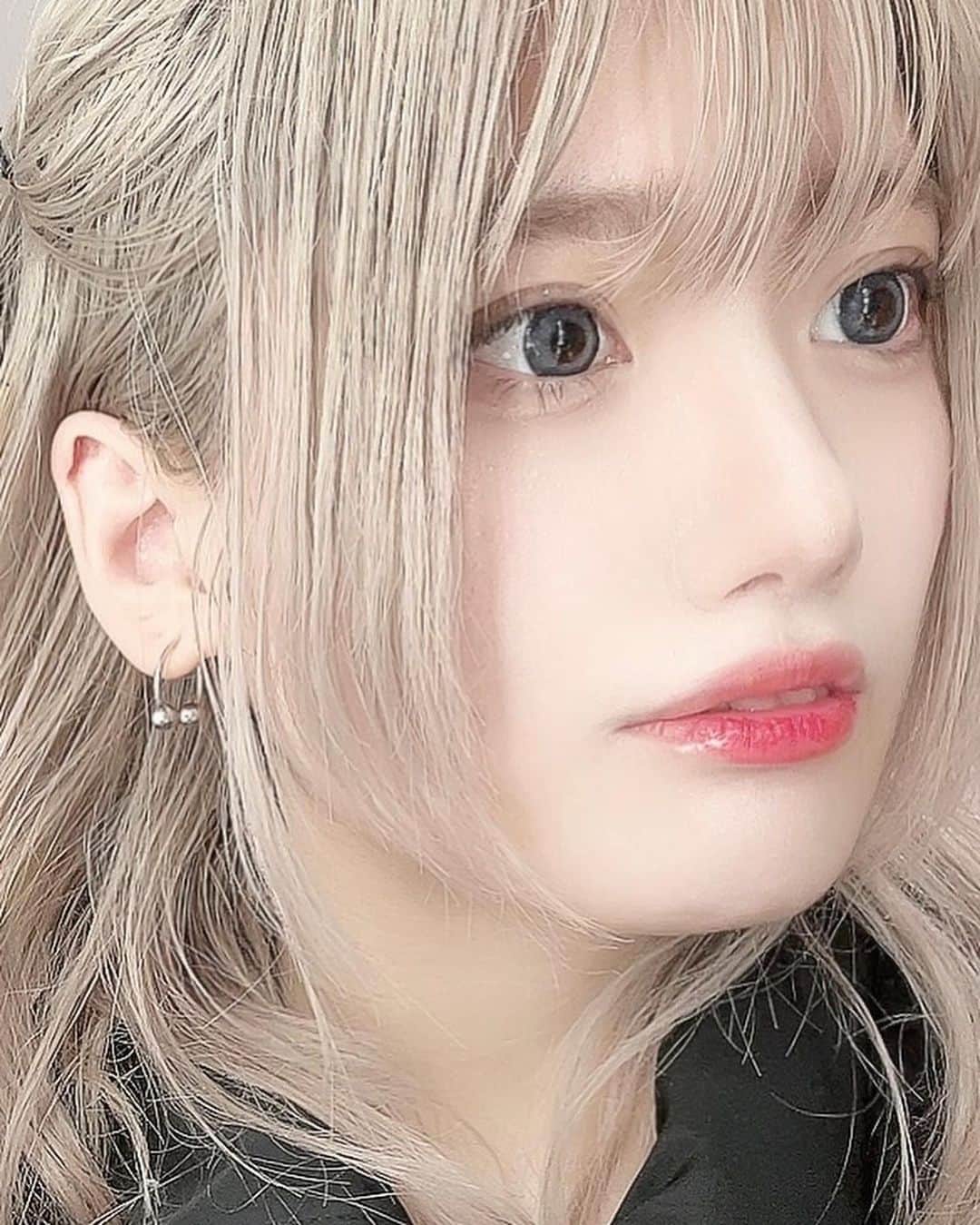 綾瀬志希のインスタグラム：「最近は縁アリカラコン、つけてます  #かわいい」