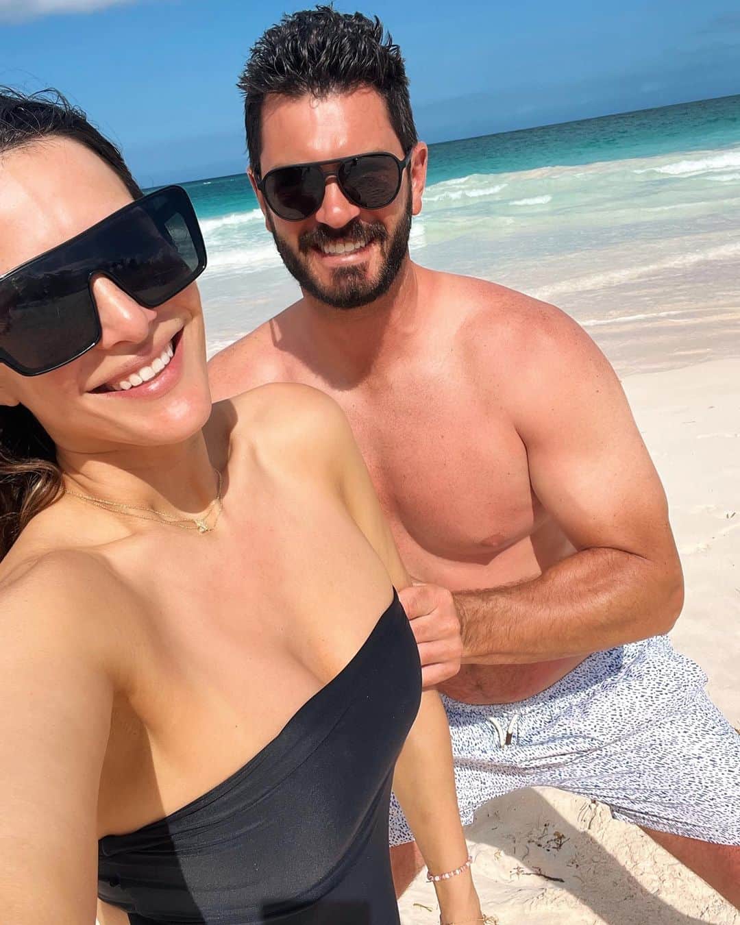 アンディ・ドーフマンのインスタグラム：「Soaking in the last day of 35 in absolute paradise ☀️🎉」