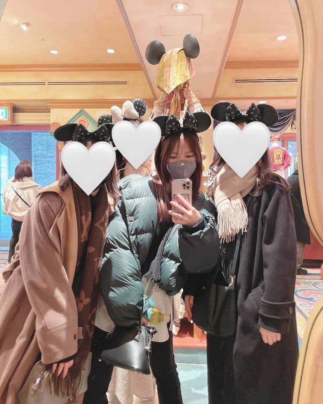 森みはるのインスタグラム：「寒かった頃のお写真ですが、、 仲良しのギャルたちとディズニー行った日！ 学生の頃から全然ギャルじゃない私と仲良くしてくれるギャルたち✌︎すき！」