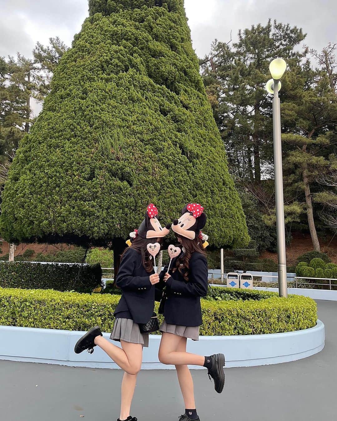 大汐姫菜さんのインスタグラム写真 - (大汐姫菜Instagram)「Tokyo Disney sea . land 🐭‪‪❤︎‬  親友ちゃんと初の2人旅で、 ちゃんとした遠出も初めてでした ‪‪☺︎‬  普段ほぼ毎日一緒に居ることもあって写真とかも中々増えなかったけど 今回の旅行で沢山増えて また1つ思い出もできて幸せです👯‍♂️♡  残りの時間も楽しんで これからも沢山思い出作っていこうね💭  だいすき ^^  声掛けてくださった方などDMで 見かけたよ！ と言う報告と、 沢山褒めて下さったり嬉しいお言葉有難う御座いました🥲💕💕 声を掛けれなかったと言う方もまたお会いした時是非お話しましょう♡」4月2日 22時48分 - hiinannn_____24