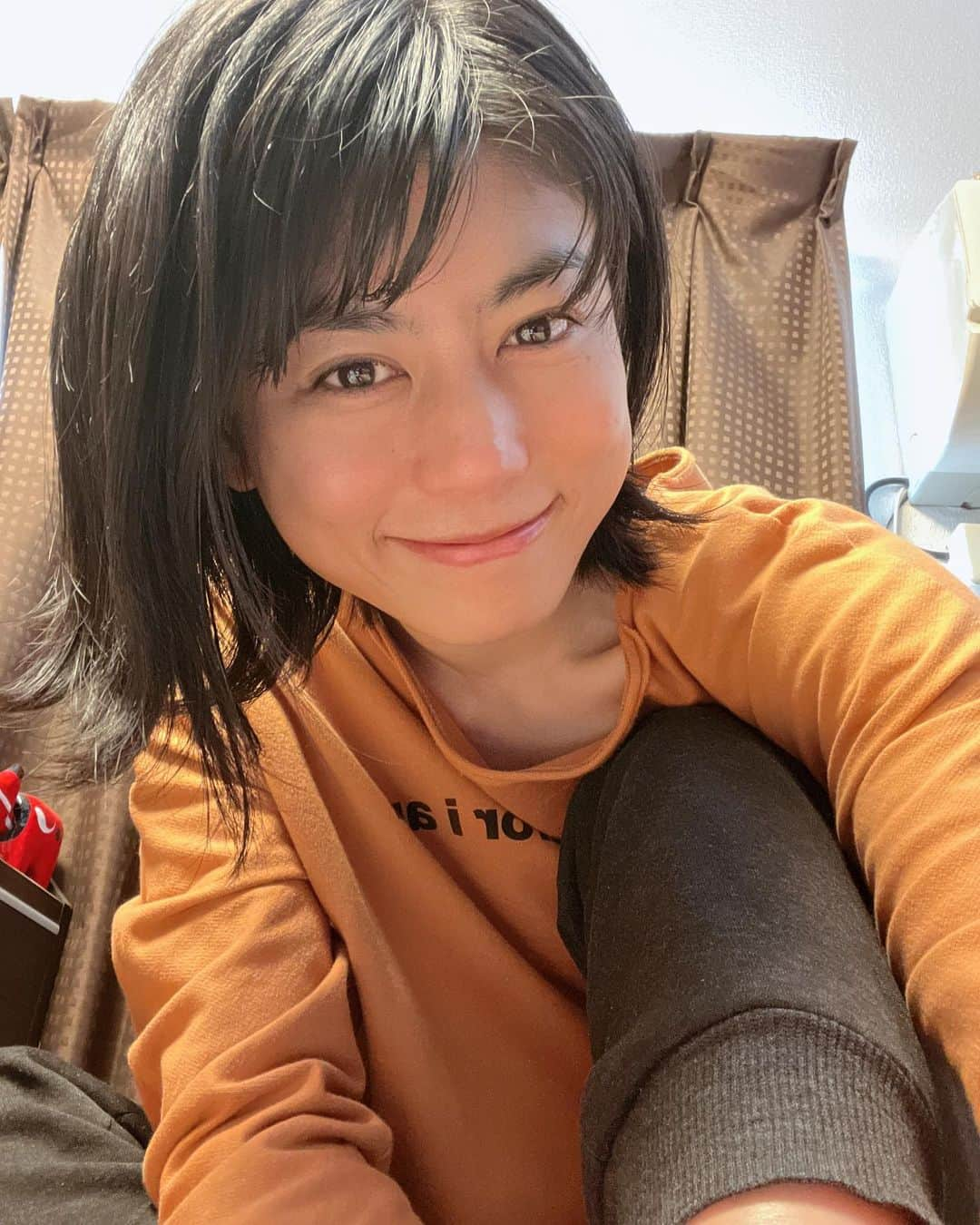 芳野友美さんのインスタグラム写真 - (芳野友美Instagram)「完全に家でしか出来ない格好ですが、やっぱりユルユルヨレヨレ最高（笑） #ズボラ感満載 やな！！ 　 今日はG1#大阪杯 ☆ #ジャックドール の逃げ切り、#スターズオンアース の猛追と見応えのあるレースでしたね♪ 　 馬券はダメでした・・・3連複5頭ボックス買ってたんだけど、スターズオンアース持ってなくて。 1番人気なのにね。天邪鬼で穴党なので1番人気を外しがちです（笑） １着ジャックドールと3着ダノンザキッドは選んでたのに！ ダノンが人気薄だったので払い戻し額も結構あって、1番人気を入れとけば良かっただけ！簡単なことじゃないか！！！と自分を責めました。 まぁこのパターン結構やらかしてるので、きっとまたやるな（笑） 的中した皆さまおめでとうございます✨ 　 来週はいよいよ#桜花賞 だー❤︎」4月2日 22時48分 - yumi_yoshino_1980