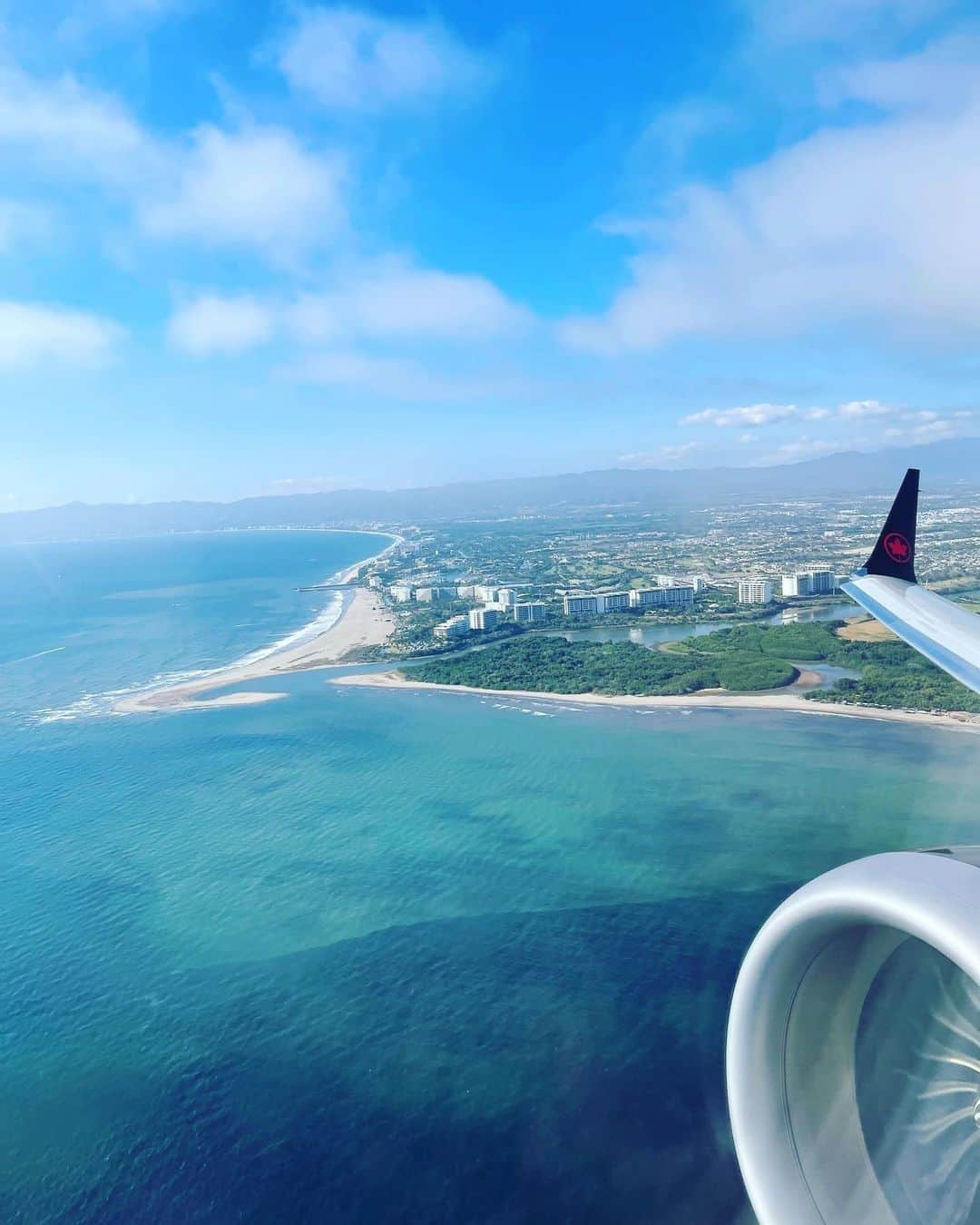 AIR CANADAさんのインスタグラム写真 - (AIR CANADAInstagram)「When the views are so sweet you have to give your seat neighbour a peak. 👀 #puertovallarta  📸: @bwb_hobbies  . . Quand la vue est aussi belle, il faut la partager. 👀 #puertovallarta  📸: @bwb_hobbies」4月2日 23時00分 - aircanada