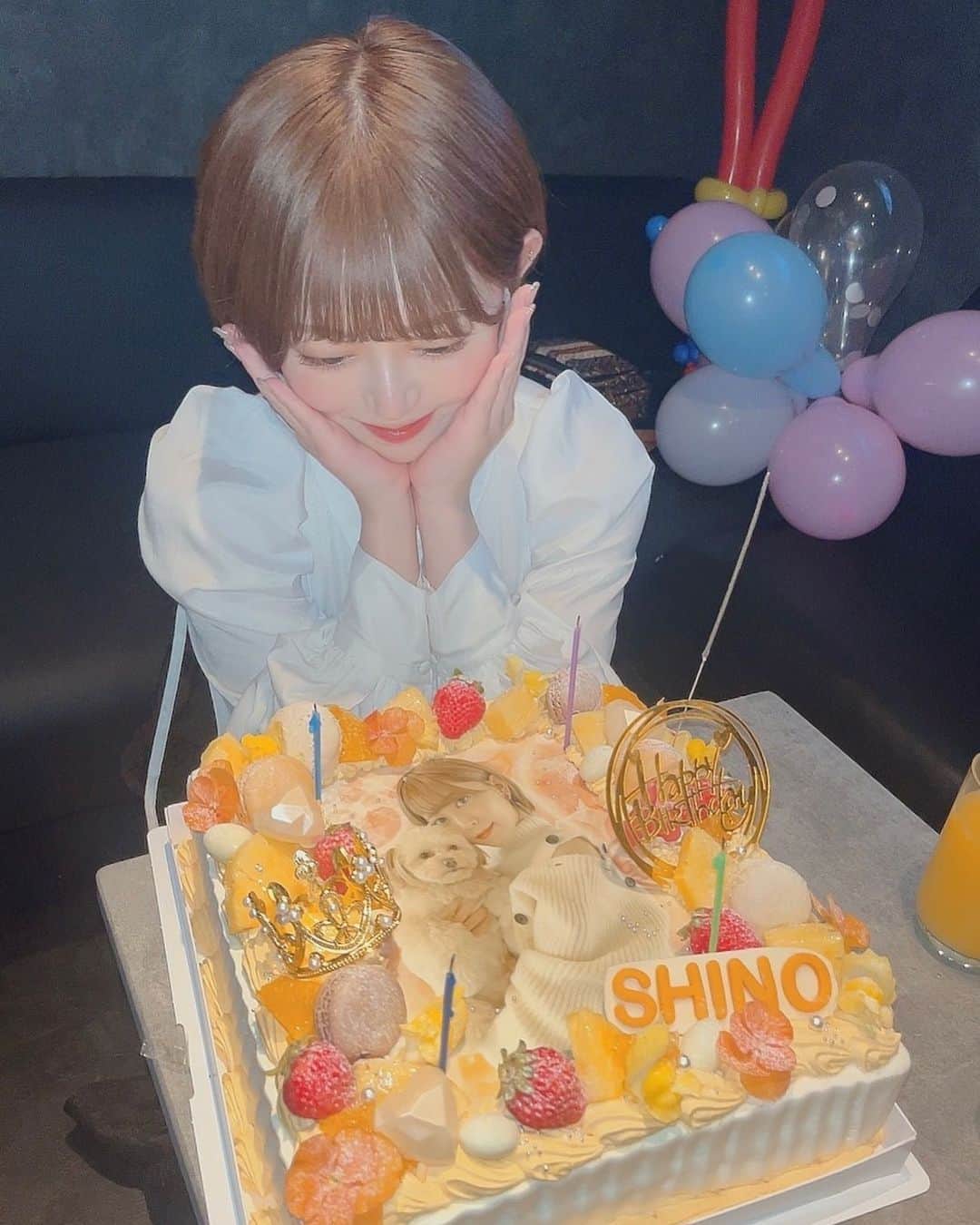 岩花詩乃のインスタグラム：「4月1日で23歳になりました🎂 お祝いのDM、沢山きて嬉しかったです‪︎‬ ‪︎☺︎  昨日は友達がお祝いしてくれて、写真付きの大きなケーキまで！！ 最高の誕生日になりました🥹🤟  23歳も私らしくゆったり楽しみます🥹🤟」