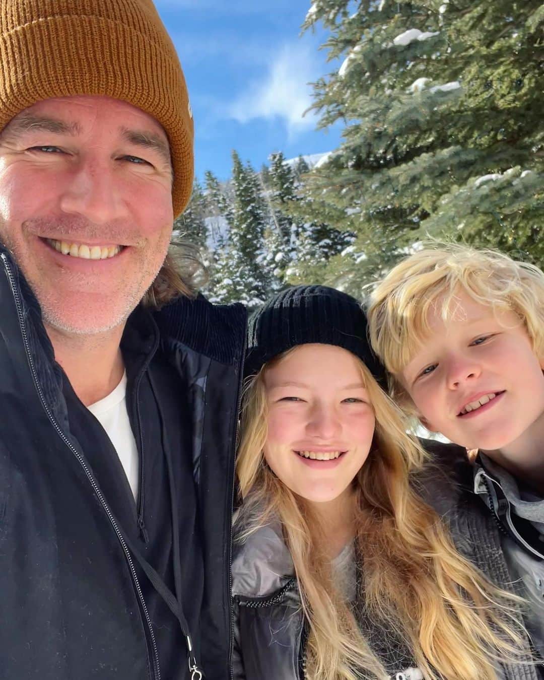 ジェームズ・ヴァン・ダー・ビークのインスタグラム：「Been supporting @operationsmile for years, and this year I got to take my kids to their annual fundraiser in Park City.  Operation Smile provides free surgery and care for children all around the world born with cleft lip & cleft palate.  Kids who don’t otherwise have access to an approximately one-hour procedure that allows them to eat, drink, speak (and yes, smile) with the same ease as the rest of us.  Thank you to all the volunteers, sponsors, and organizers who work to make these surgeries possible.  And thanks for making it so easy to take our kids to the event to see the work you’re doing, and the impact it has.  Information on how to support on their page.」