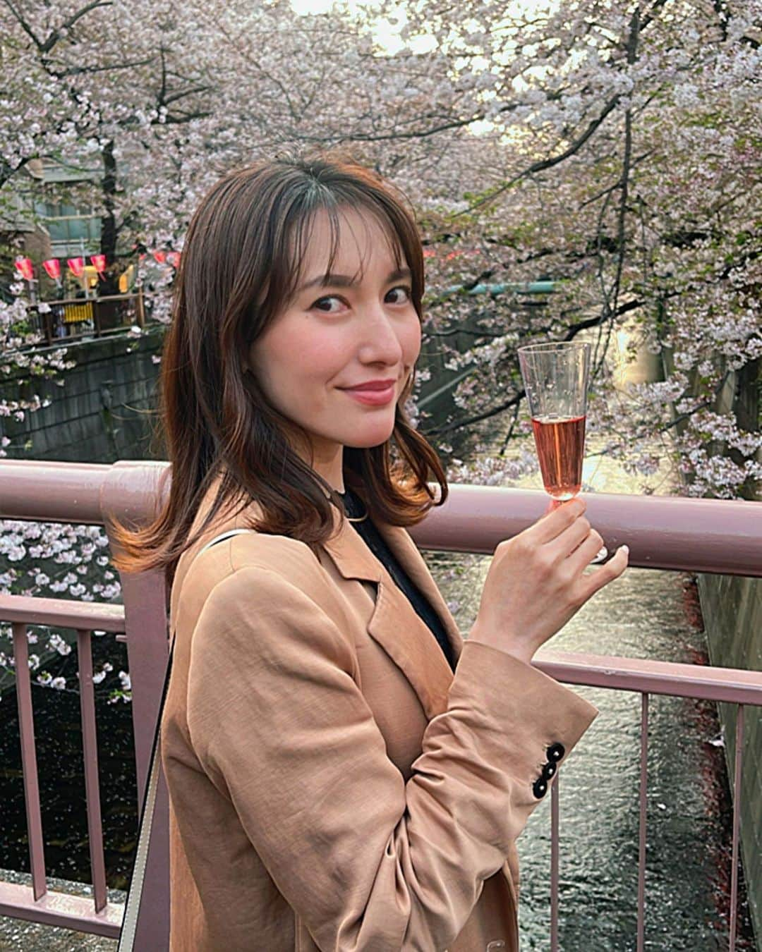 松本リコのインスタグラム：「・ ・ ・ ・ 第37回中目黒桜まつり in 目黒川...♡ ・ 初の桜まつり！ ・ 激混みやったけど 行ってよかった♡ ・ ・ ・ #japanesegirl #japangirl  #ハーフ顔 #fashion #ファッション #いちご飴 #目黒川 #中目黒  #中目黒グルメ #nakameguro  #中目黒桜まつり #デート #date #桜 #お花見 #🌸」