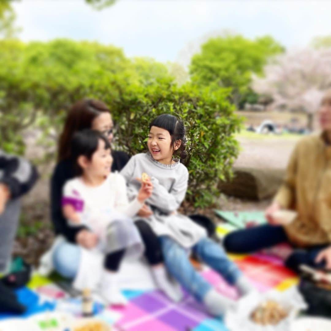 新井美穂さんのインスタグラム写真 - (新井美穂Instagram)「バタバタしていたけど、ギリギリセーフ。 桜の花びら舞い散る2023年お花見🌸😊  #娘6歳10ヶ月#祖師谷公園」4月2日 23時09分 - arai_miho