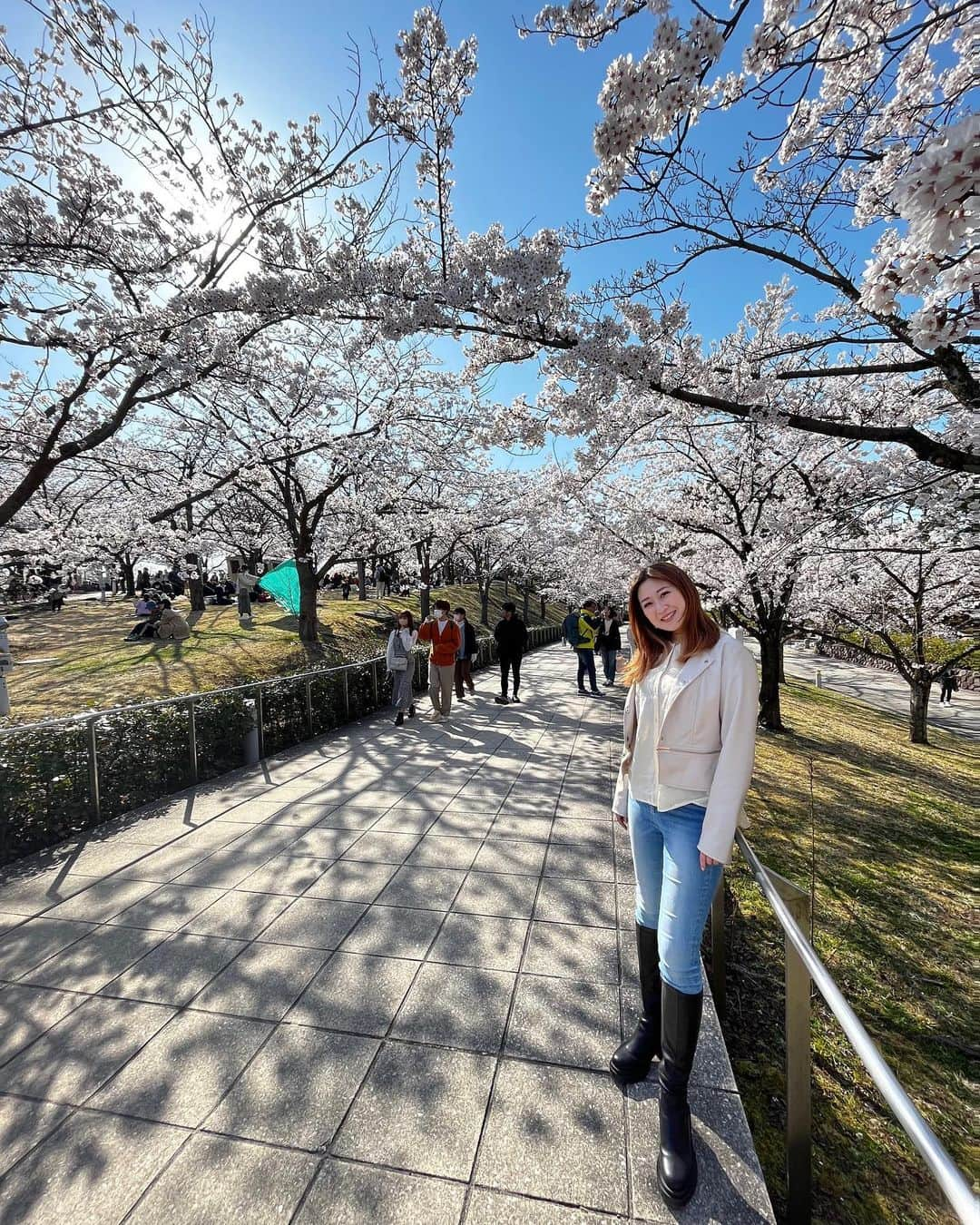 本間紗理奈のインスタグラム：「桜の季節🌸 とっても綺麗だったー🫠 プチお花見してきました！  #白山公園 #白山神社  #りゅーとぴあ  #新潟県民会館  #新潟市 #新潟 #新潟県 #新潟花見スポット  #新潟花見 #花見」