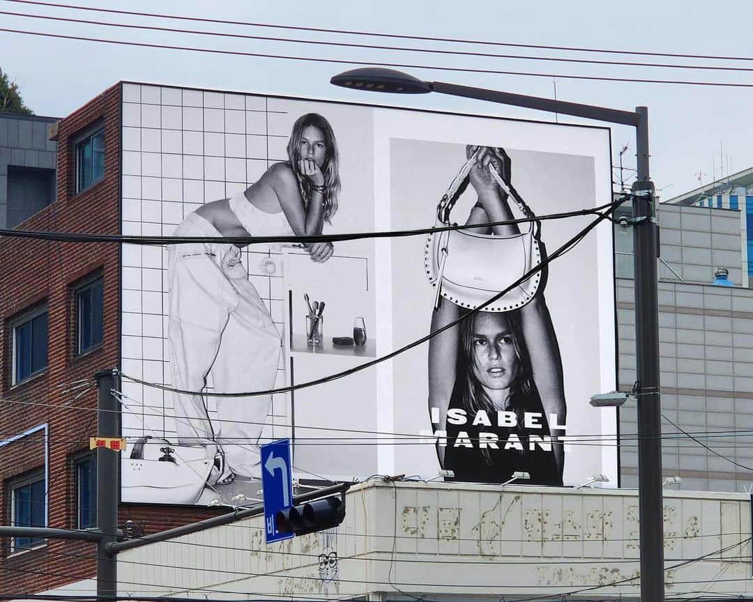 イザベルマランのインスタグラム：「A monumental take-over. Gigantic posters of the #IsabelMarantSS23 campaign decorate the buildings of Korea.   #IsabelMarant」