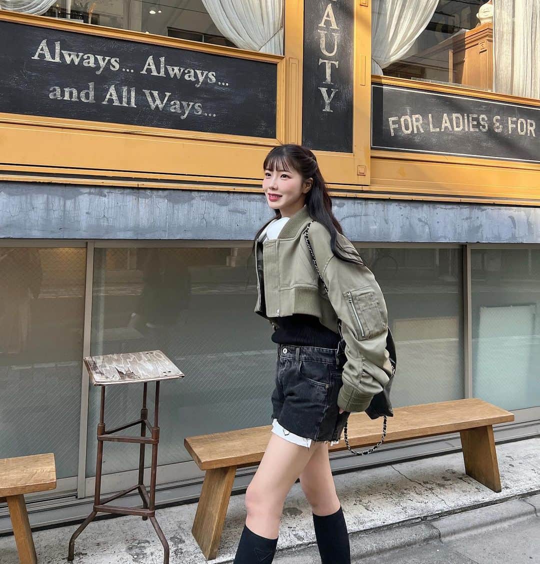 えみ姉のインスタグラム：「ㅤ @pinue_official の ショート丈ブルゾンにショーパン合わせが ギャルくて可愛いでしょん♡♡♡ ㅤ ㅤすごい丈短いからショーパンと合わせたら めちゃくちゃスタイル盛れた🤓♡✌🏻ㅤｲｪｰｲ ㅤ  ㅤあと、ダイエット順調です^_^ 44キロなう、加工なしで📸盛れる ㅤ(あとかりんの写真の撮り方が上手い) ㅤ」