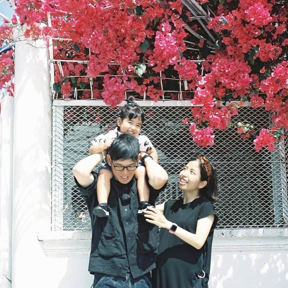 tetrrineのインスタグラム：「前々回に投稿した後輩ちゃん  同じ場所（正確には同じ場所には車が停まってて、仕方なく2メートルくらい横） 同じ服装で3年ぶりに撮影。  あの時お腹の中にいたメイちゃんは もうすぐお姉ちゃんに♡  3人の記念写真を残すことができて 嬉しかったよー♡ 楽しい時間ありがとー😆💕  祈！安産♡」