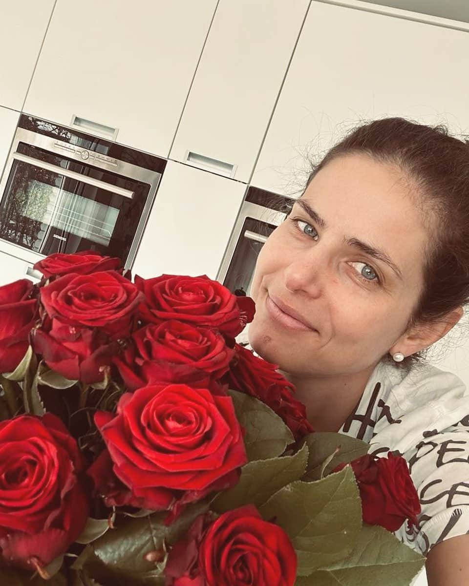 ユリア・ゲルゲスのインスタグラム：「🌹🙃」