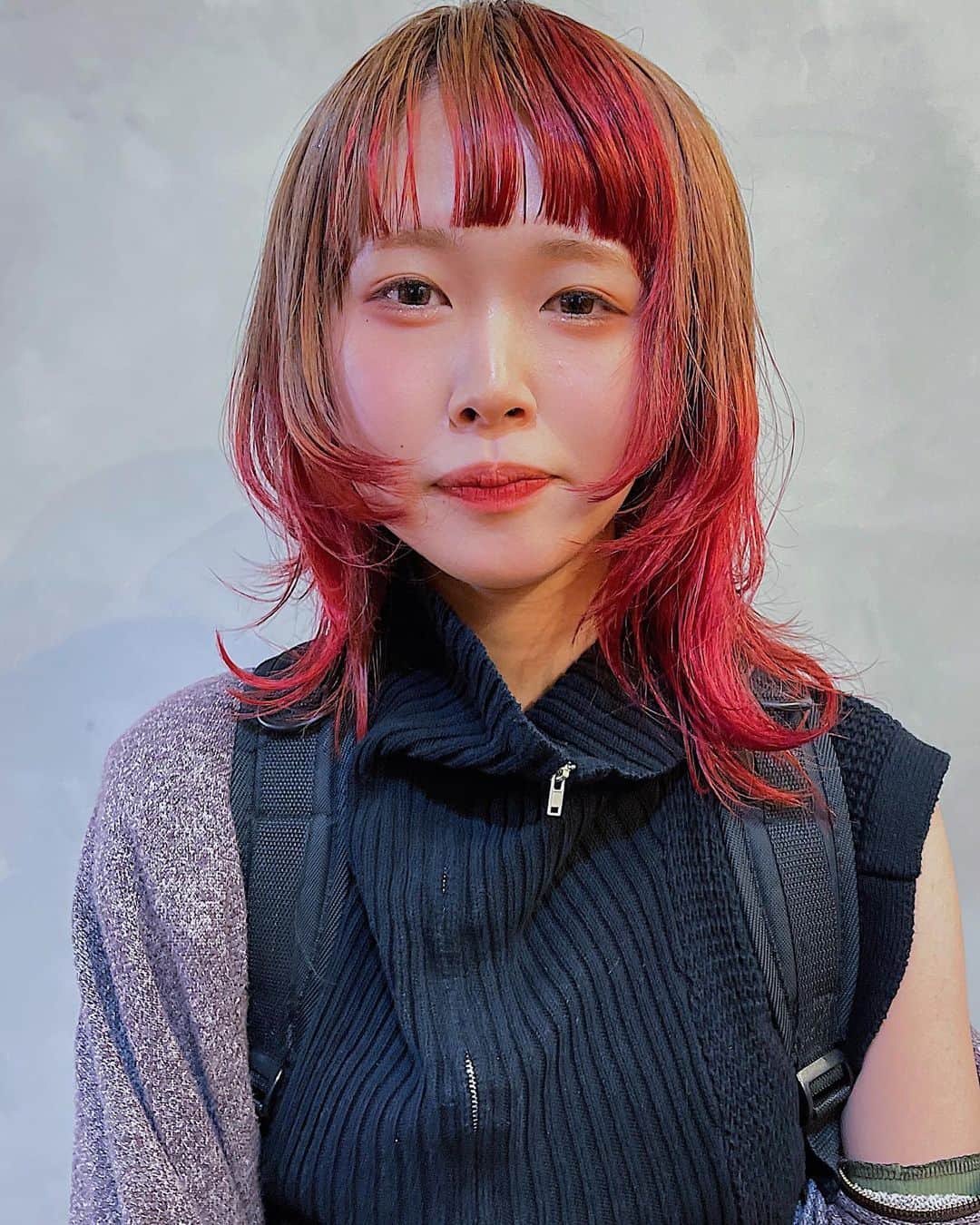時田健太のインスタグラム：「wolf  beige &red  黒染めと赤の残留からの大工事  #ウルフカット #ミディアムウルフ #ツートーン #ケアブリーチ#黒染め落とし #黒染めからのブリーチ #赤カラー#暖色系カラー #ブリーチカラー」