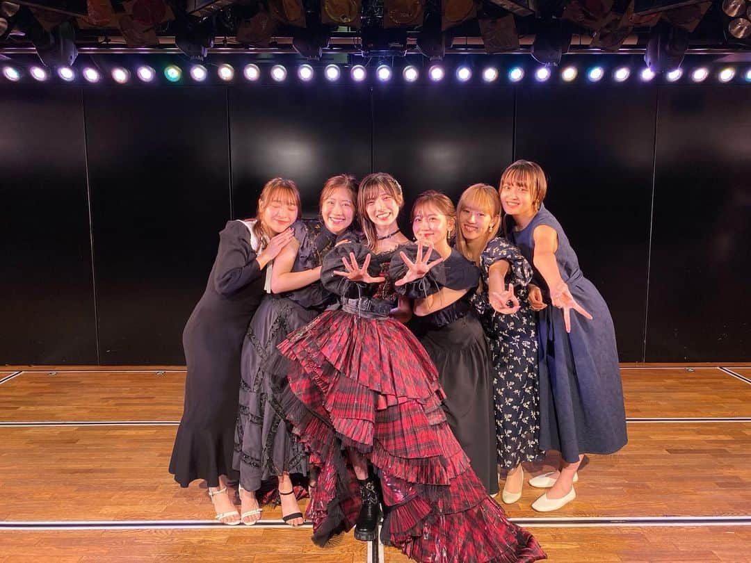橋本耀のインスタグラム：「. 奈々卒業おめでとう🌸  10年間、本当におつかれさま。  奈々と同じ14期でいれたことが本当に幸せだよ♡ 14期というかけがえのない最高な仲間に出会えてよかった☺️  これからは自分のために沢山時間を使ってね。 奈々が幸せならなんでもいい！！  これからも近くにいさせてね 大切な日に呼んでくれてありがとう🌸」