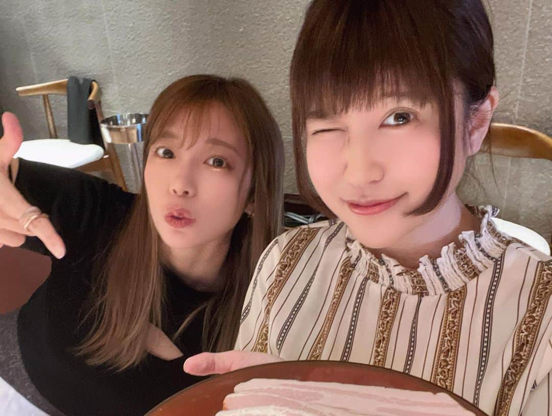 原奈津子さんのインスタグラム写真 - (原奈津子Instagram)「先日『ウルフギャングTeppan銀座店』にクロコダイル女子達で又々行けた〜😆今回はランチで提供してるカスタム可能な「鉄板焼きハンバーガー」食べました✨  USビーフ100%の「クラシックバーガー」と、熊本の赤牛を20%加えた「シグネイチャーバーガー」と2種類選べて、USビーフ100%選んだよ🐄  「2,640円〜」色んなカスタム出来ます👏 チーズ、ベーコン、アボガド、目玉焼きなどトッピング出来て、私は欲張り全部のせセットを選んだらお腹パンパンの幸せッ🤤  他にも個室もあったり外の景色が見える席もあったり素敵だった！！ランチは特にお手頃に楽しめるので皆さんも是非✨  #ウルフギャング #鉄板焼き　#銀座ディナー #銀座　#ハンバーガー　#女子会　#東京グルメ」4月2日 23時36分 - haranatsuko0706