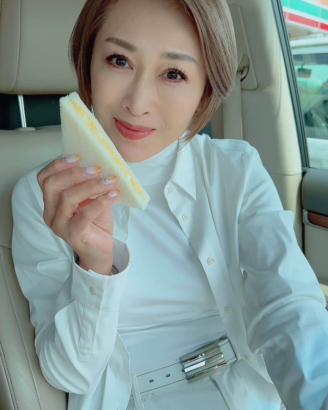 のインスタグラム：「今日も神奈川県内大移動！仲間たちの為には１秒も無駄に出来ません。食事はもちろん車中で。笑」