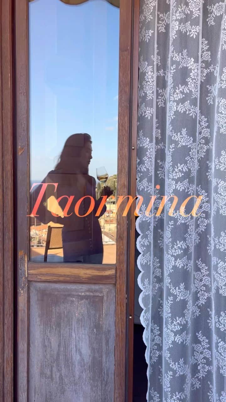 チェ・ヒソのインスタグラム：「Una bella giornata a Taormina 🥂 We fell in love with this beautiful city of #Taormina —our first stop in #Sicily !」