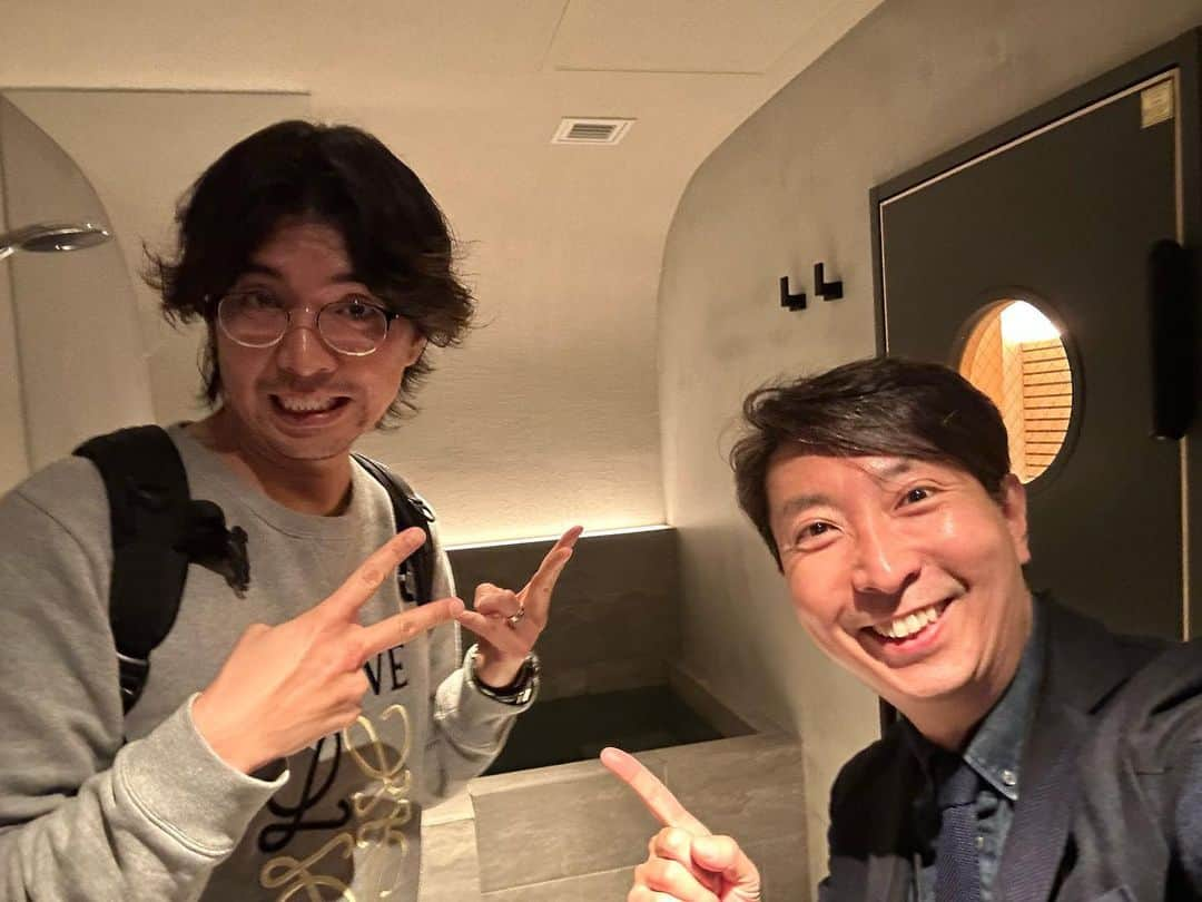 有村昆さんのインスタグラム写真 - (有村昆Instagram)「藤森慎吾さんが代官山に1億円の内装費をかけて作った住所非公開の会員制サウナ「#BARSAUNA」に、宮崎謙介さんといってきたよ〜 サウナはMisaストーブを使っており、かなり熱い。水風呂もしっかり完備で、ととのった後のバーエリアも落ち着いた雰囲気。大人の隠れ家だね #藤森慎吾　#宮崎謙介　#有村昆」4月2日 23時31分 - kon_arimura