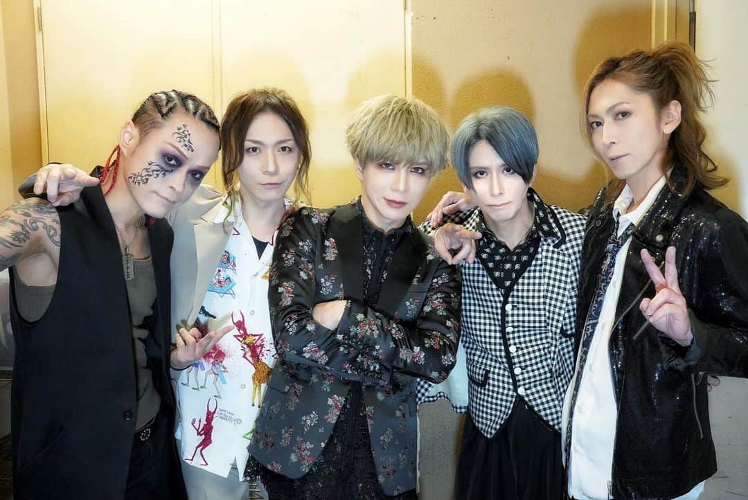 葵のインスタグラム：「2023.04.01 168@池袋EDGE 　 2023.04.02 ひとり@中野SpaceQ  濃厚すぎる2日間でした。短いながらもこれまた胃もたれしそうに濃い味のエピソード満載な名阪、そして僕の生誕祭ツアーファイナル。楽しすぎたツアーの余波なのか昨晩から続く声帯の不調。 そのどれもがドラマが足りない僕には潤いでもあり、イレギュラーなハプニングあった方がバンドは面白い。昨日今日と本当に楽しかった！ありがとう！」