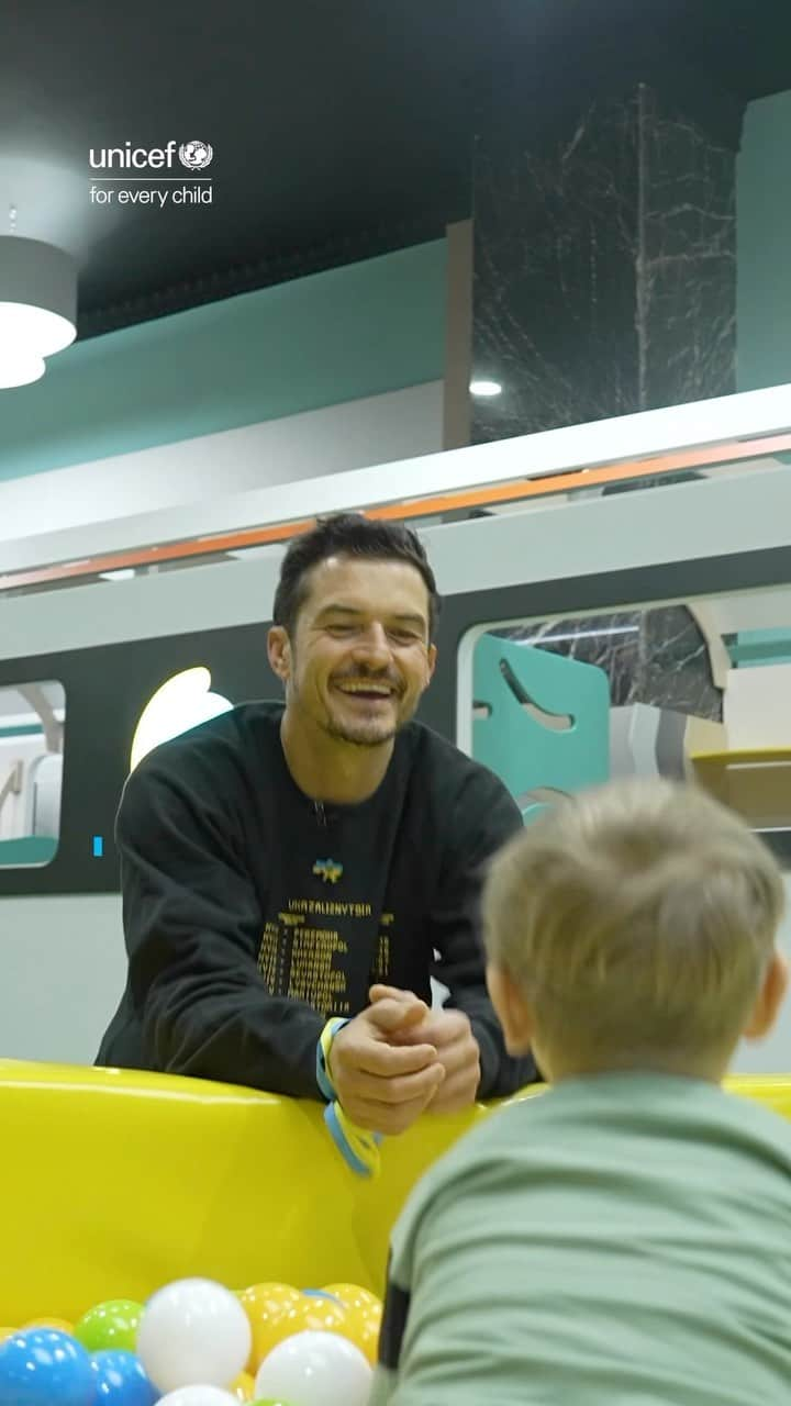 オーランド・ブルームのインスタグラム：「So much fun in the most unlikely of places.  With the support of UNICEF, a train has been transformed into a child-friendly space at a railway station in Kyiv, Ukraine.  From tents to metro stations, 182 centres are helping provide safe places for children to learn, play and receive emotional support across the country.」